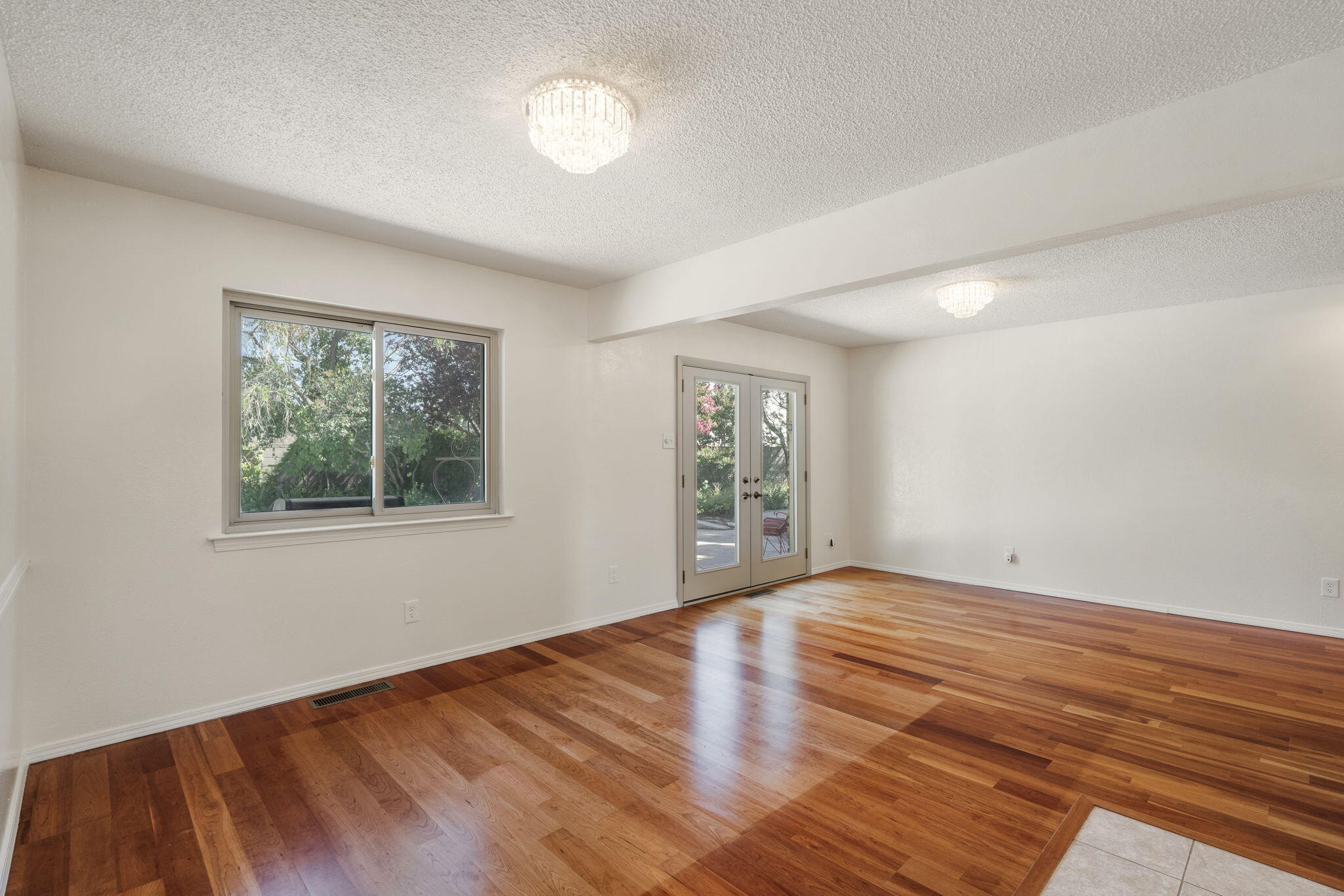 Photo 14 — 3929 Doroteo Place NE