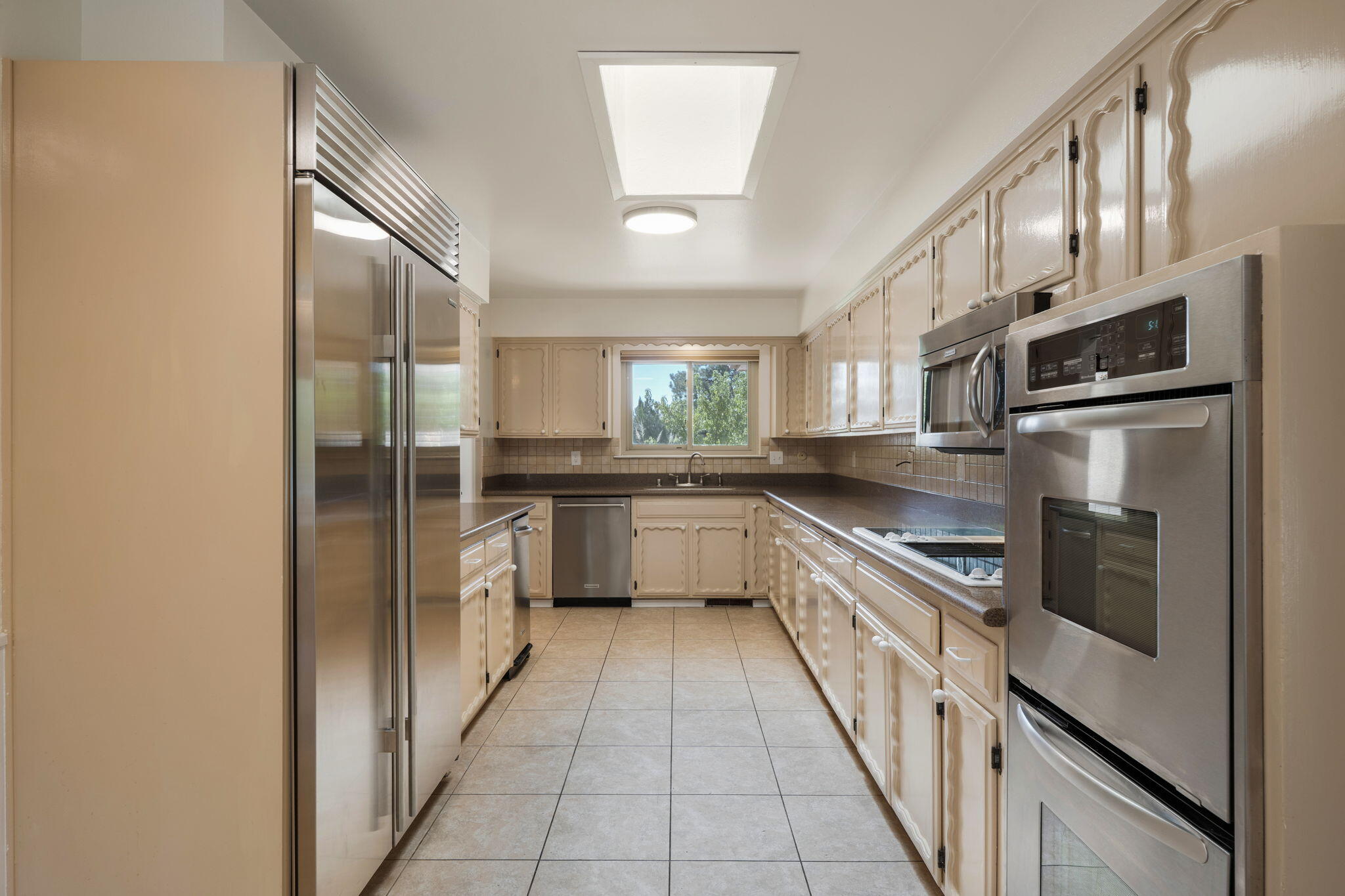 Photo 16 — 3929 Doroteo Place NE