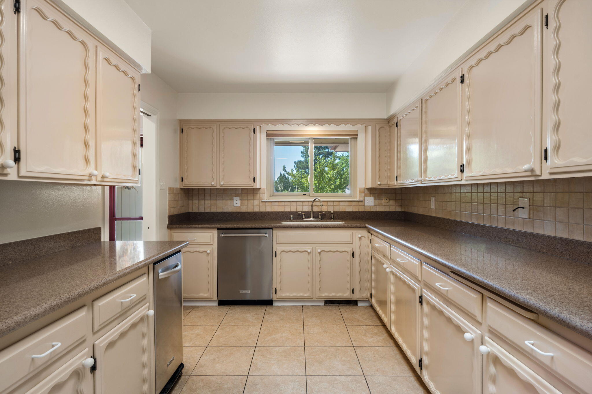 Photo 18 — 3929 Doroteo Place NE
