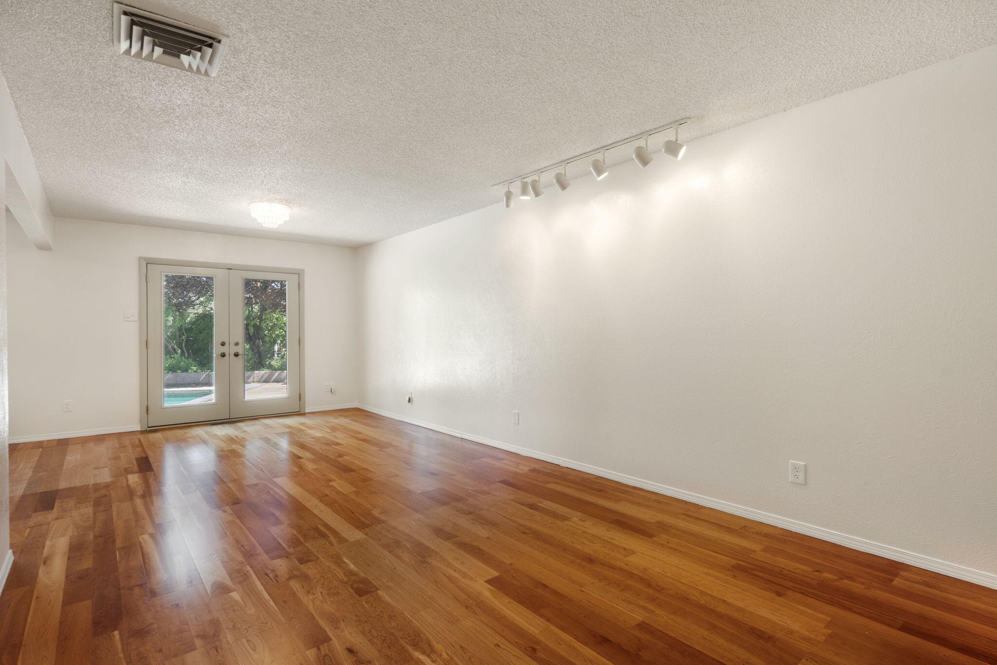 Photo 9 — 3929 Doroteo Place NE