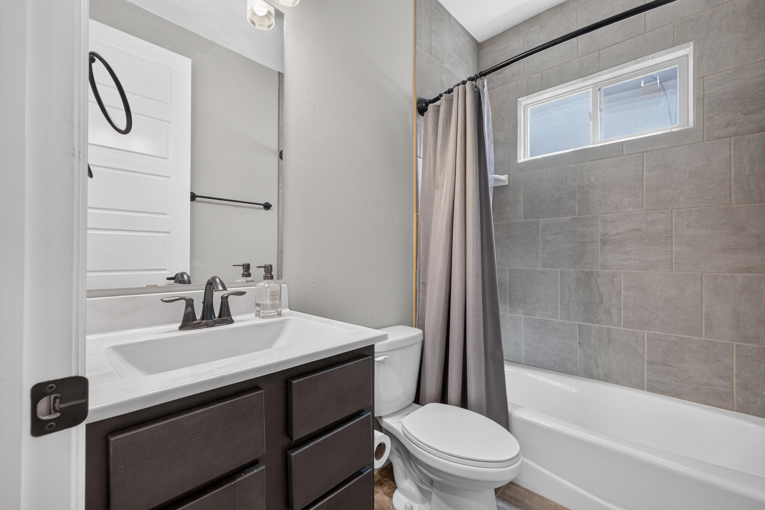 Photo 4 — 7069 Crystal Drive NE
