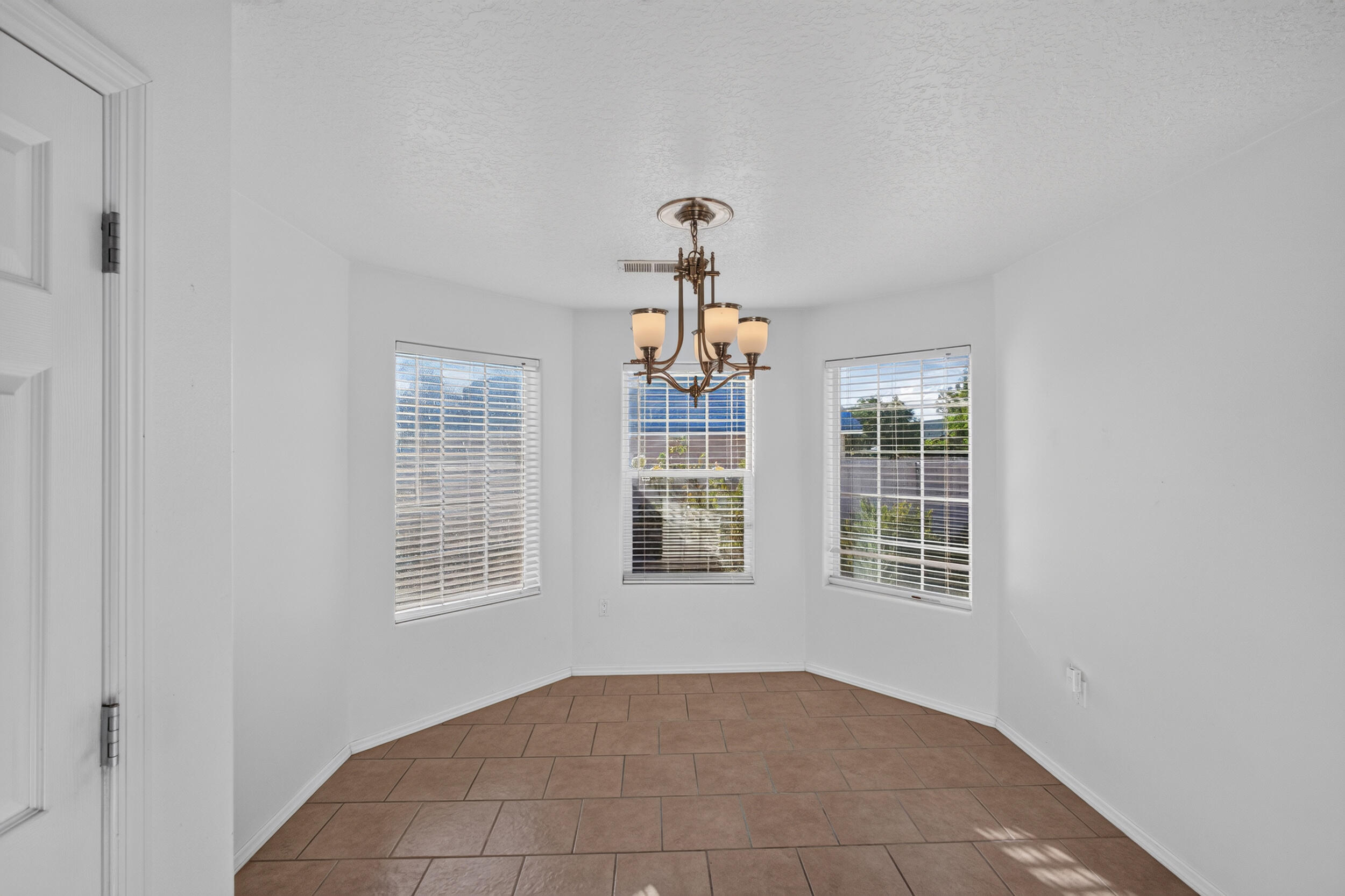 Photo 2 — 1265 Parkview Drive