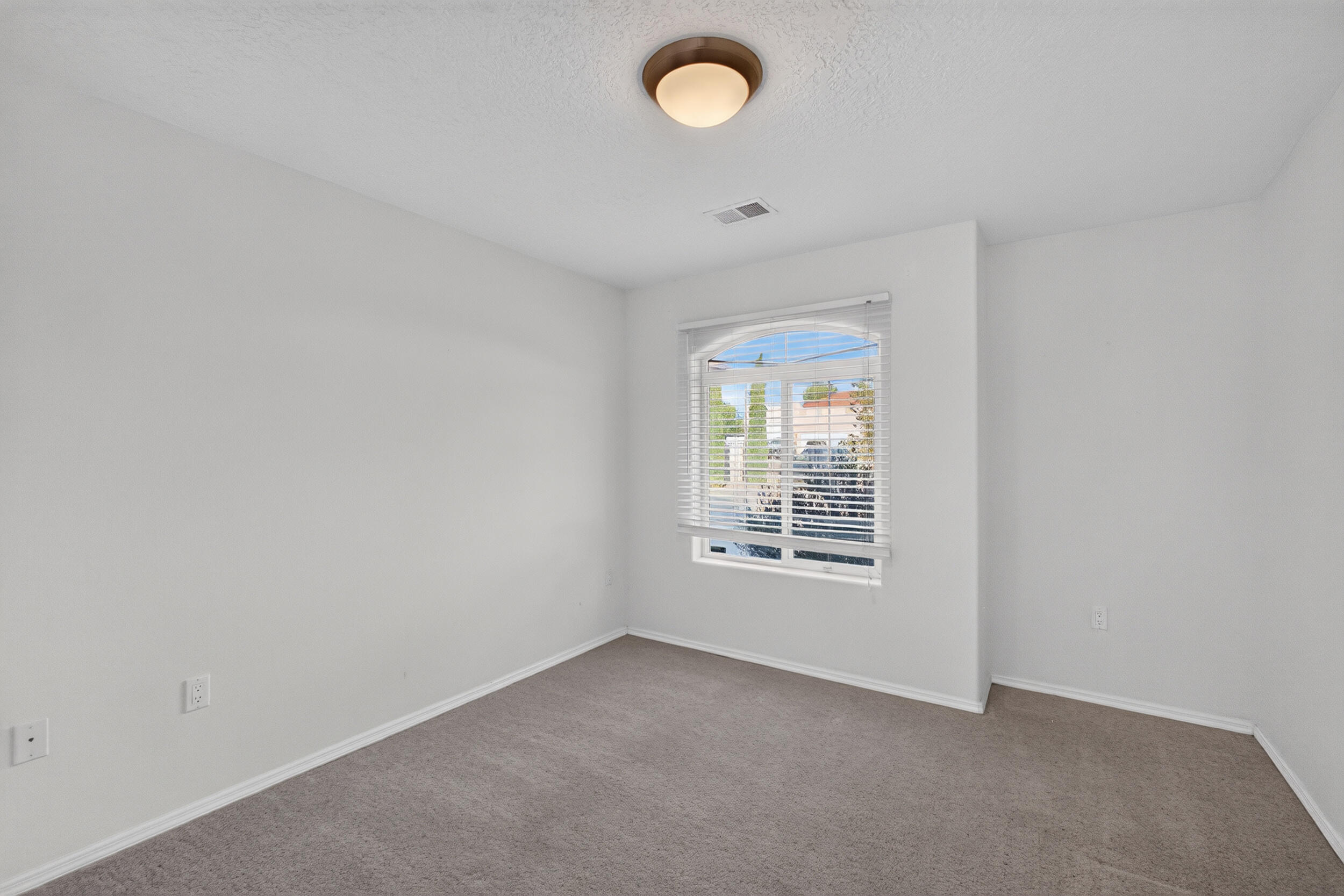 Photo 4 — 1265 Parkview Drive