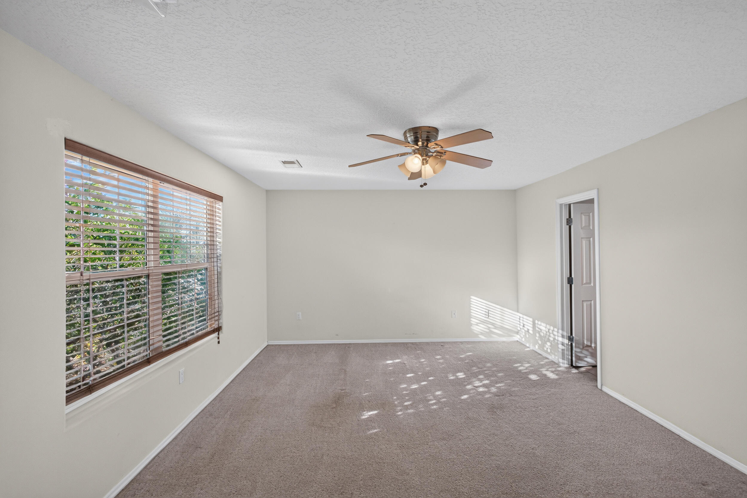 Photo 10 — 1265 Parkview Drive