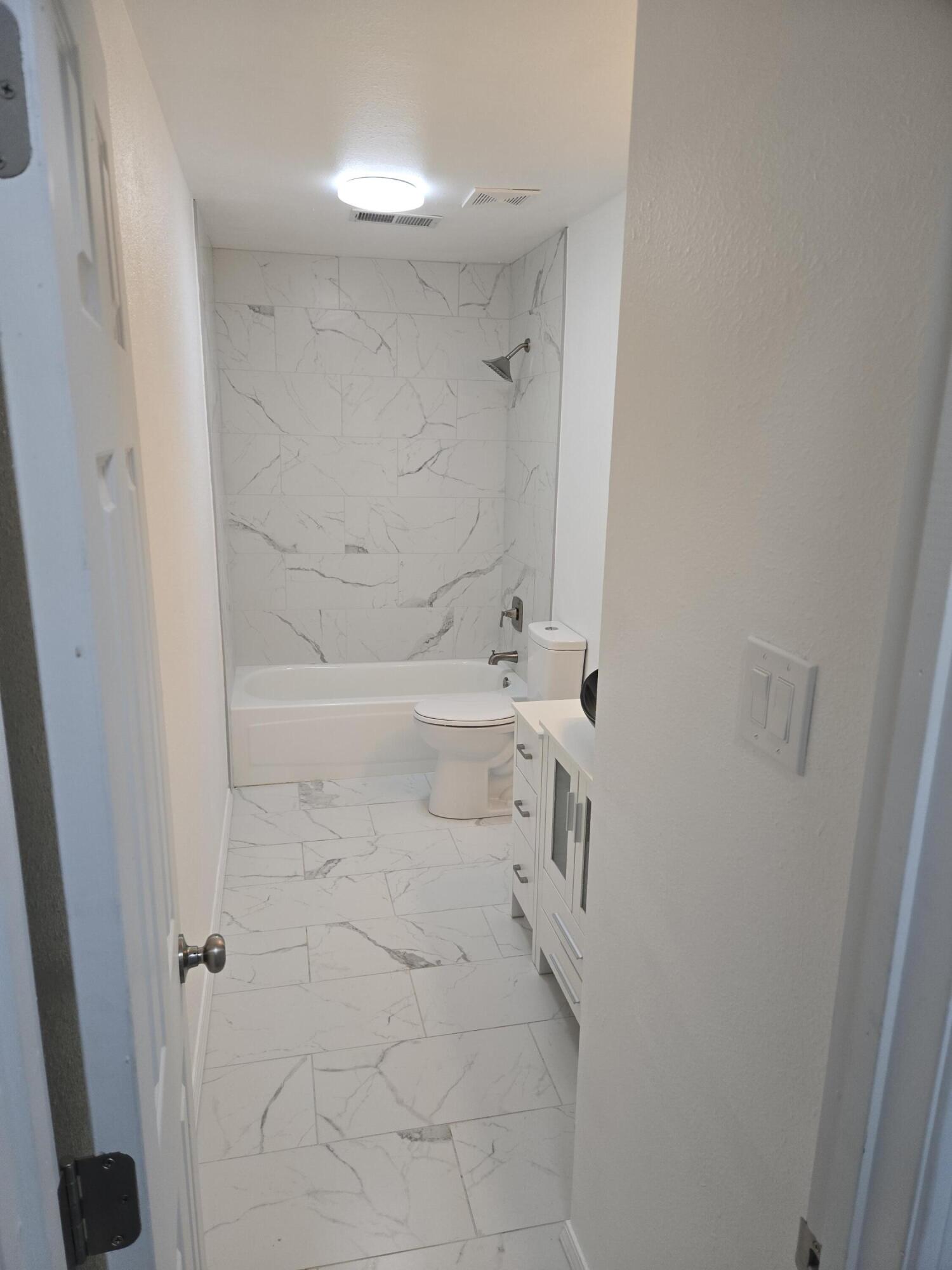 Photo 17 — 824 Landman Drive NE