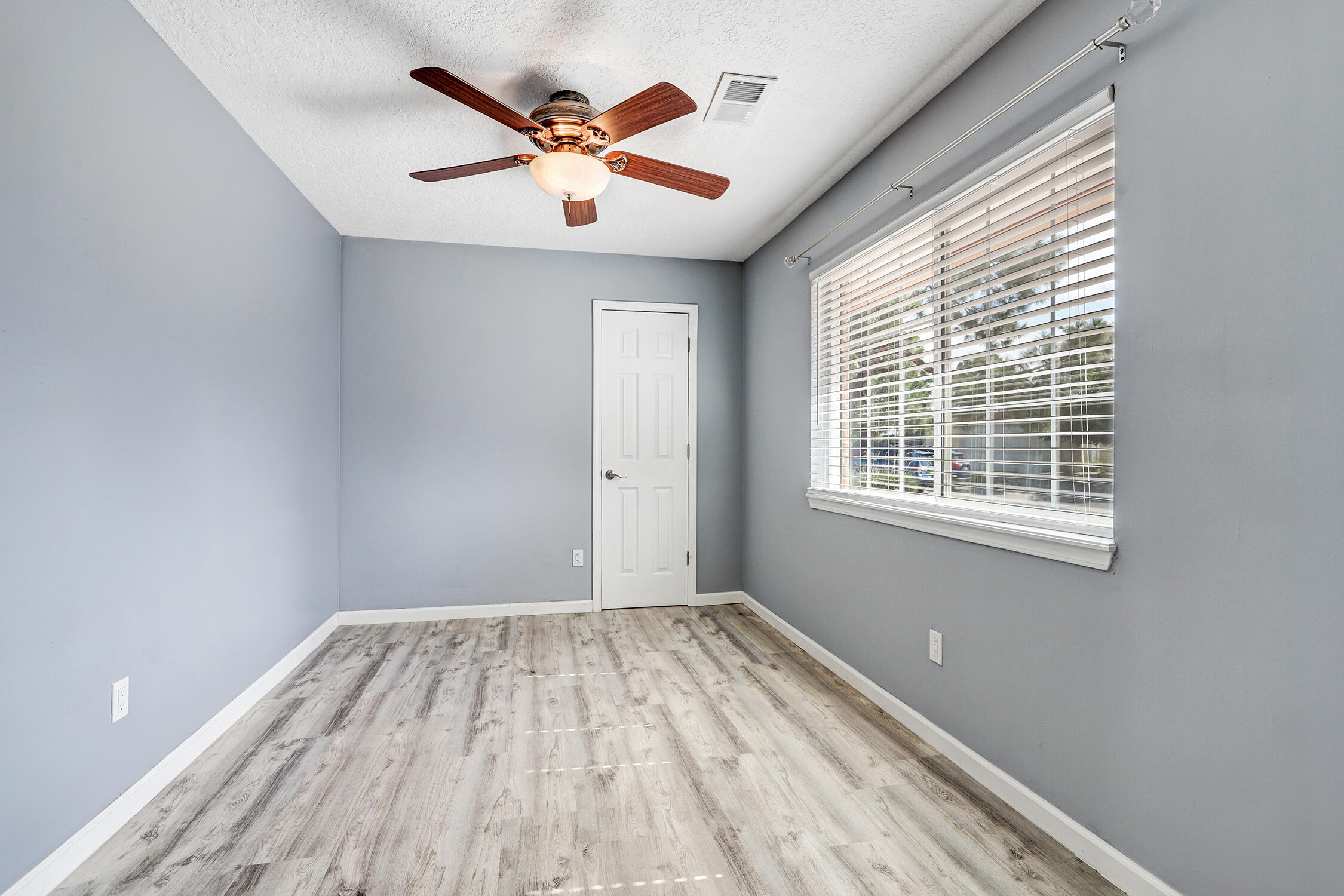 Photo 20 — 6208 Northland Avenue NE
