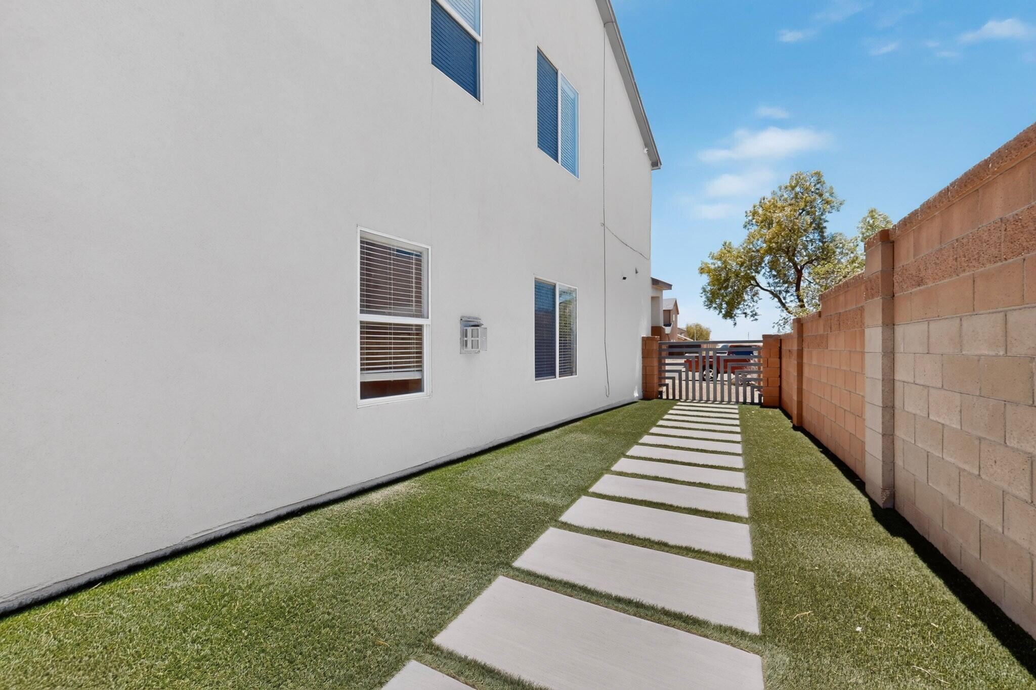 Photo 2 — 437 Luminoso Drive NW