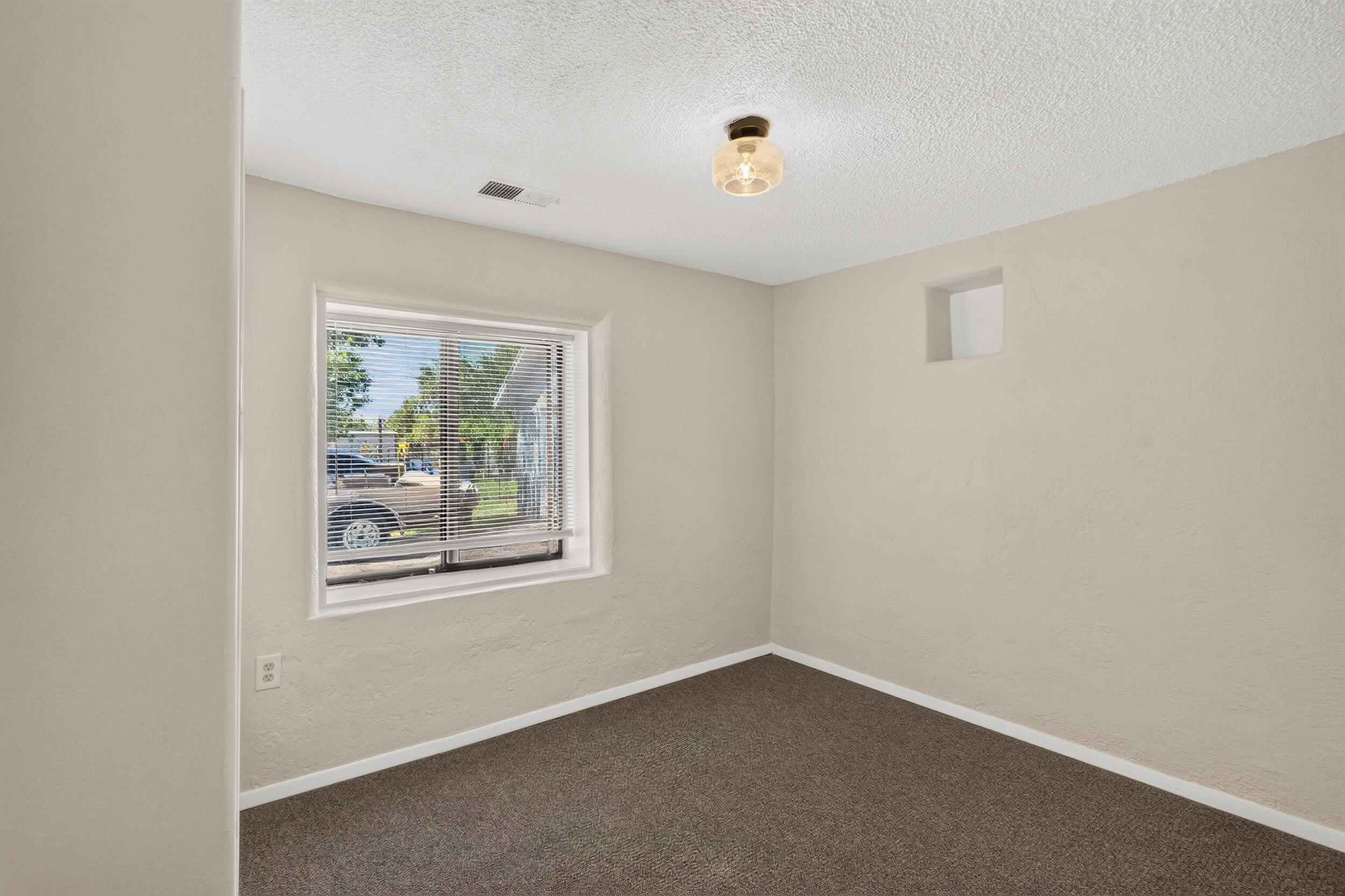 Photo 19 — 915 N Gabaldon Road