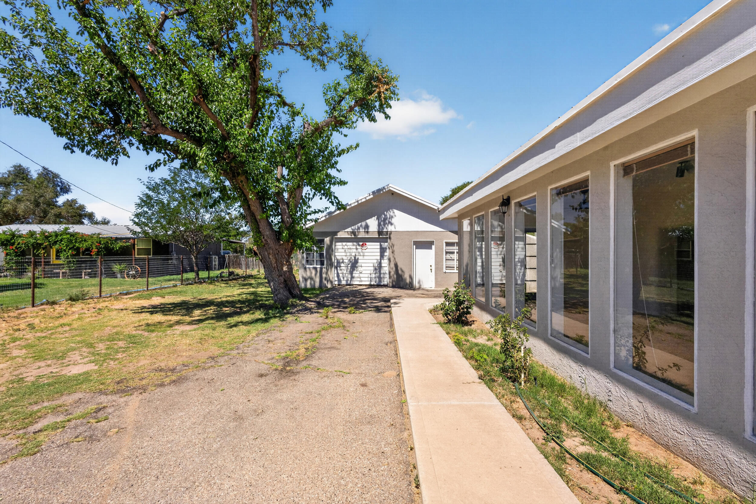 Photo 7 — 915 N Gabaldon Road
