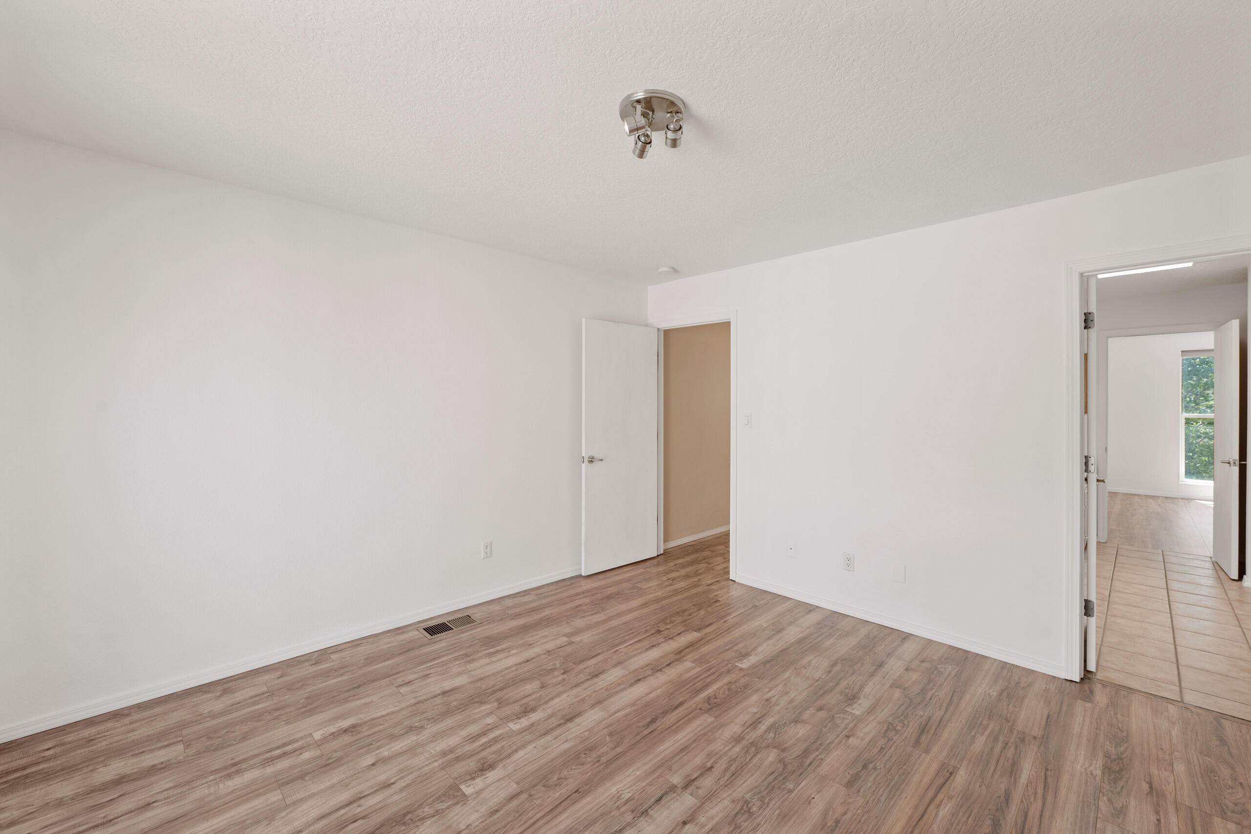 Photo 18 — 702 Broadway Boulevard SE APT 7