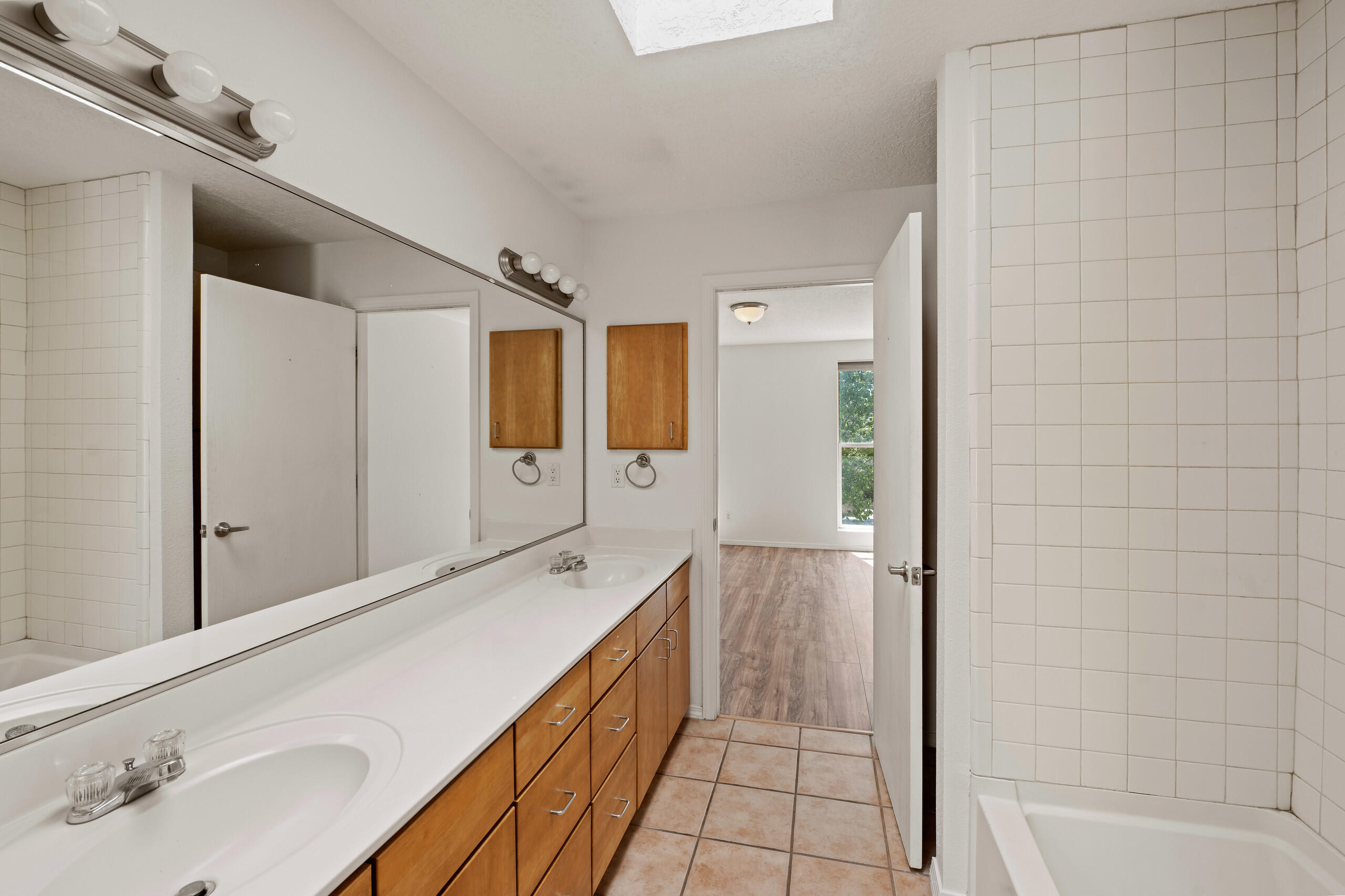Photo 17 — 702 Broadway Boulevard SE APT 7