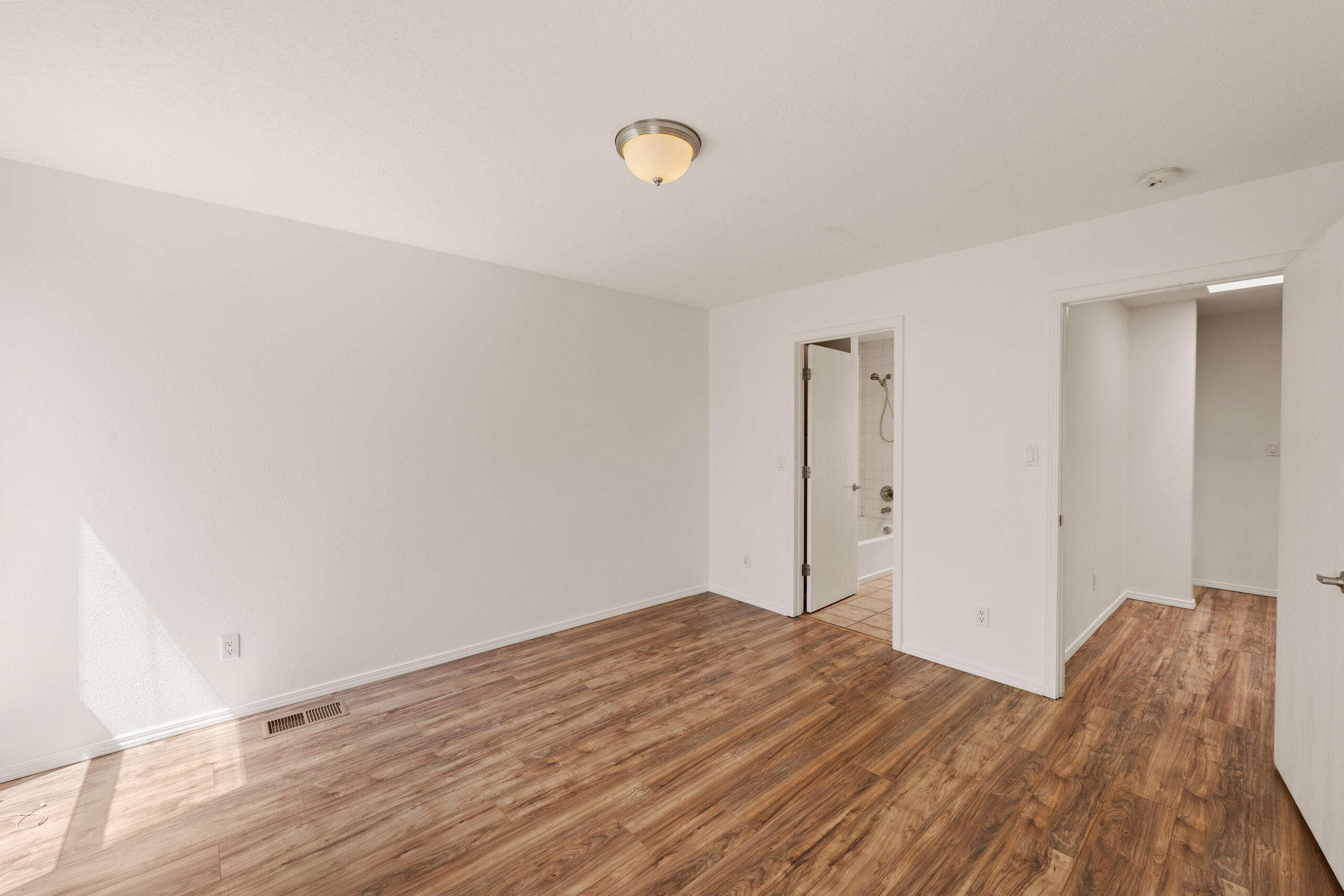 Photo 14 — 702 Broadway Boulevard SE APT 7