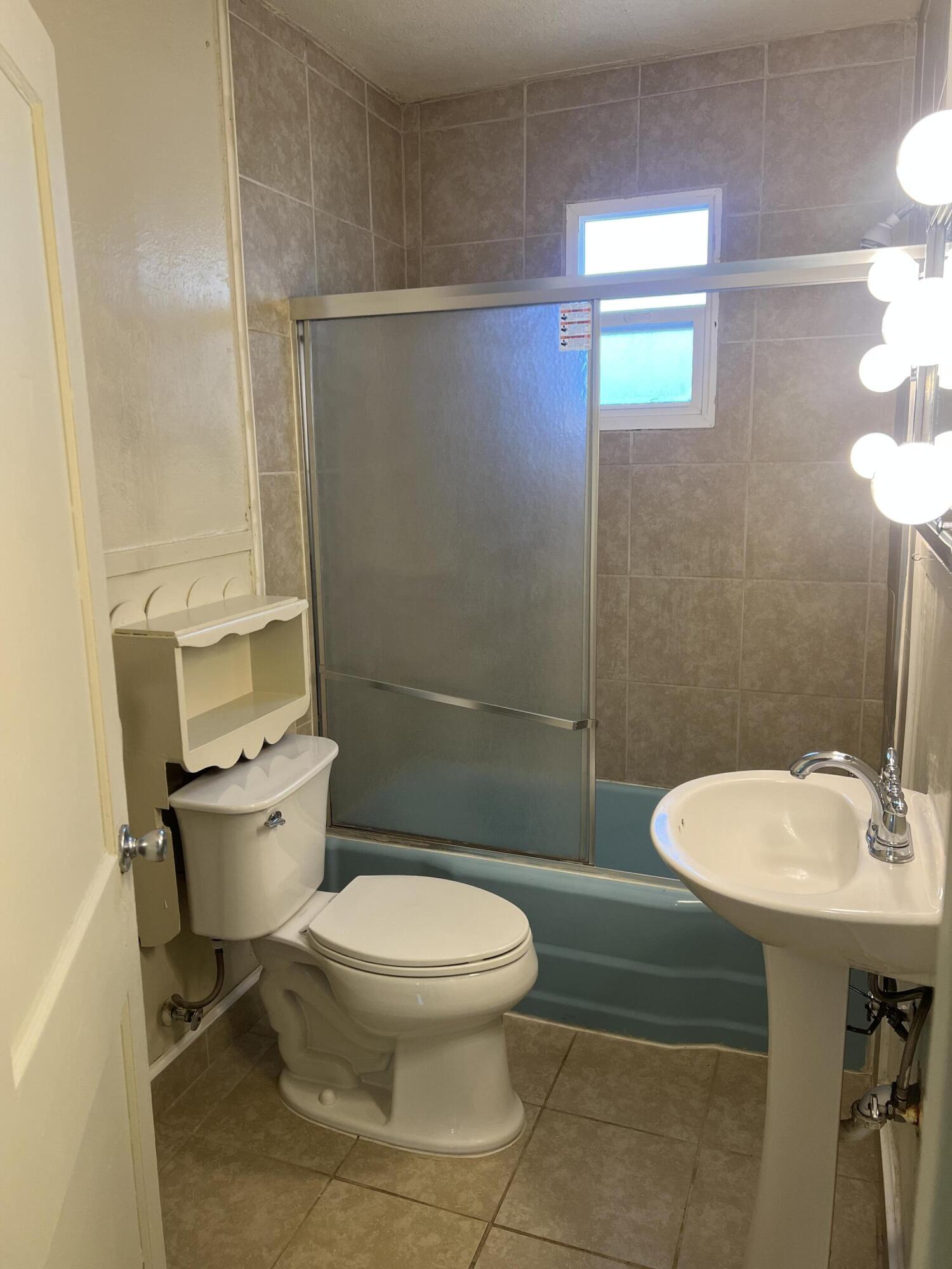 Photo 2 — 1230 Montrose Place SW