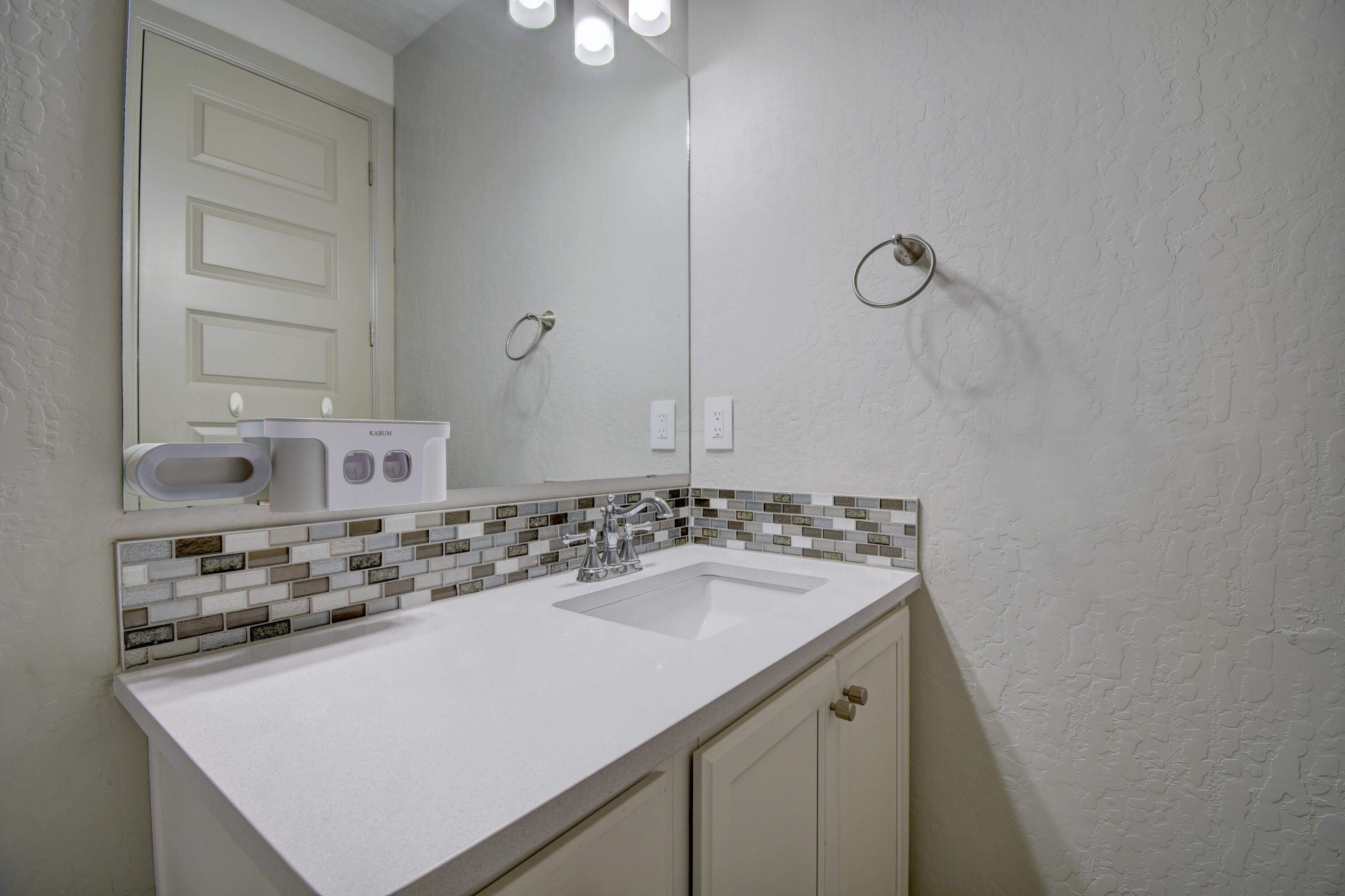 Photo 13 — 2405 Lynn Road SE
