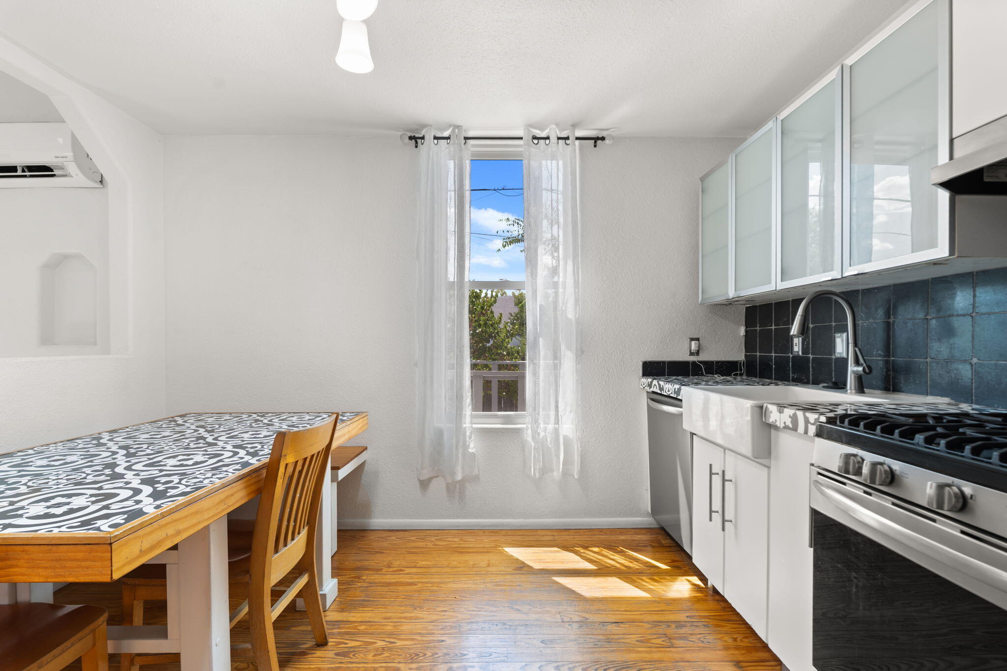 Photo 14 — 517 Coal Avenue SE