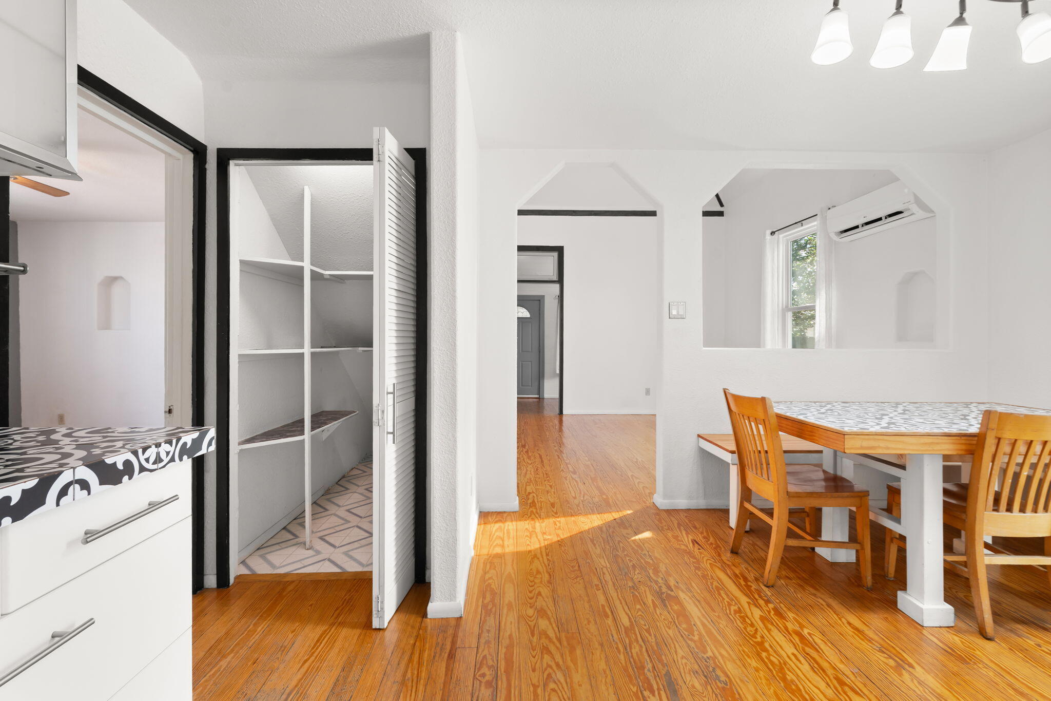 Photo 16 — 517 Coal Avenue SE