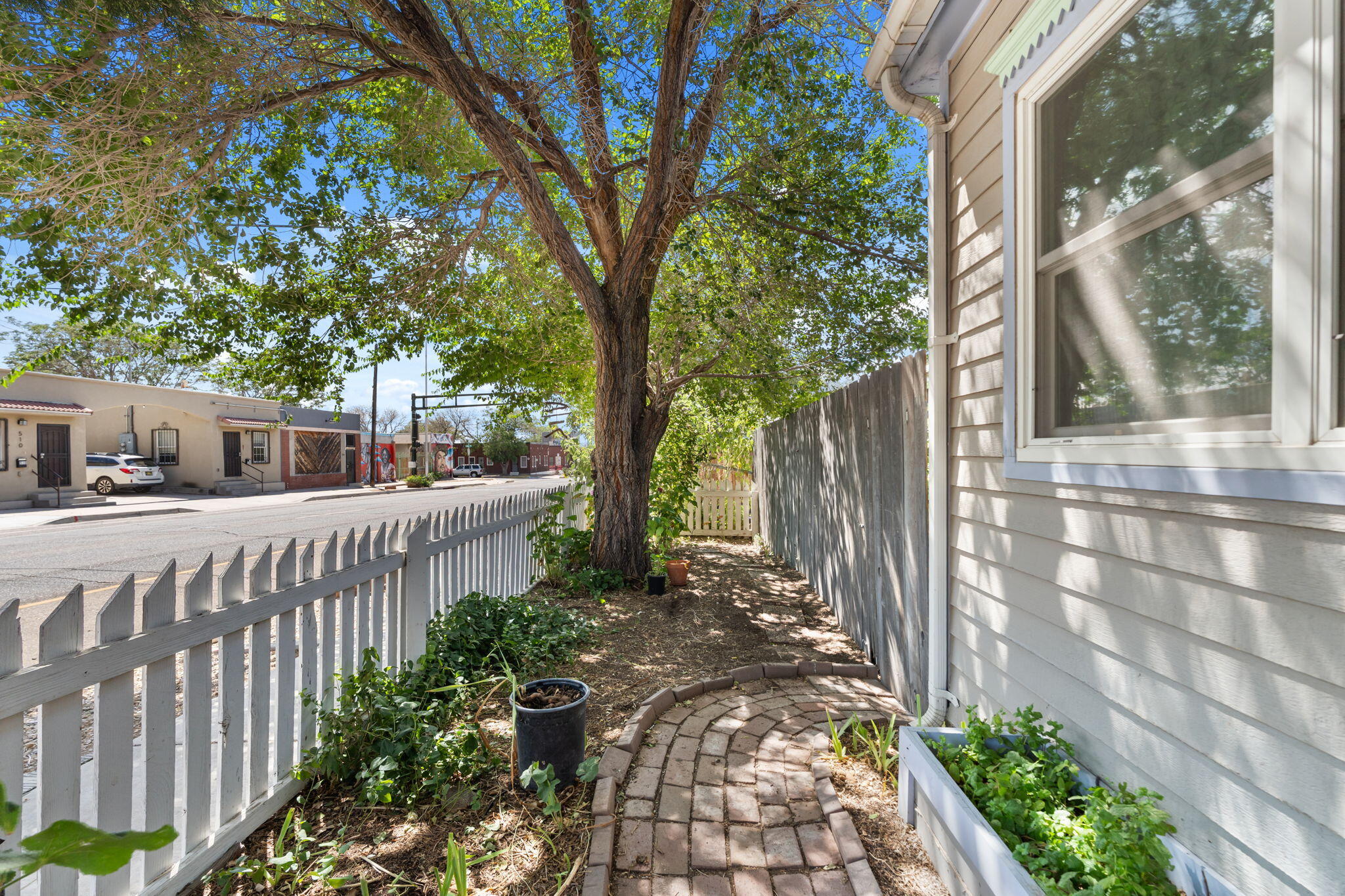 Photo 2 — 517 Coal Avenue SE