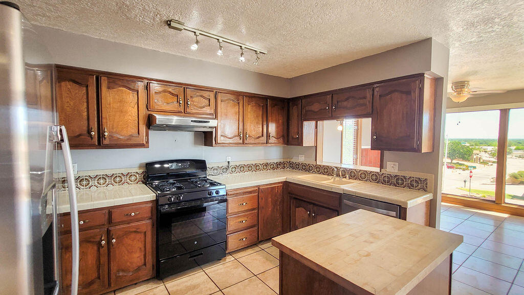 Photo 11 — 1625 Bluffside Place NW