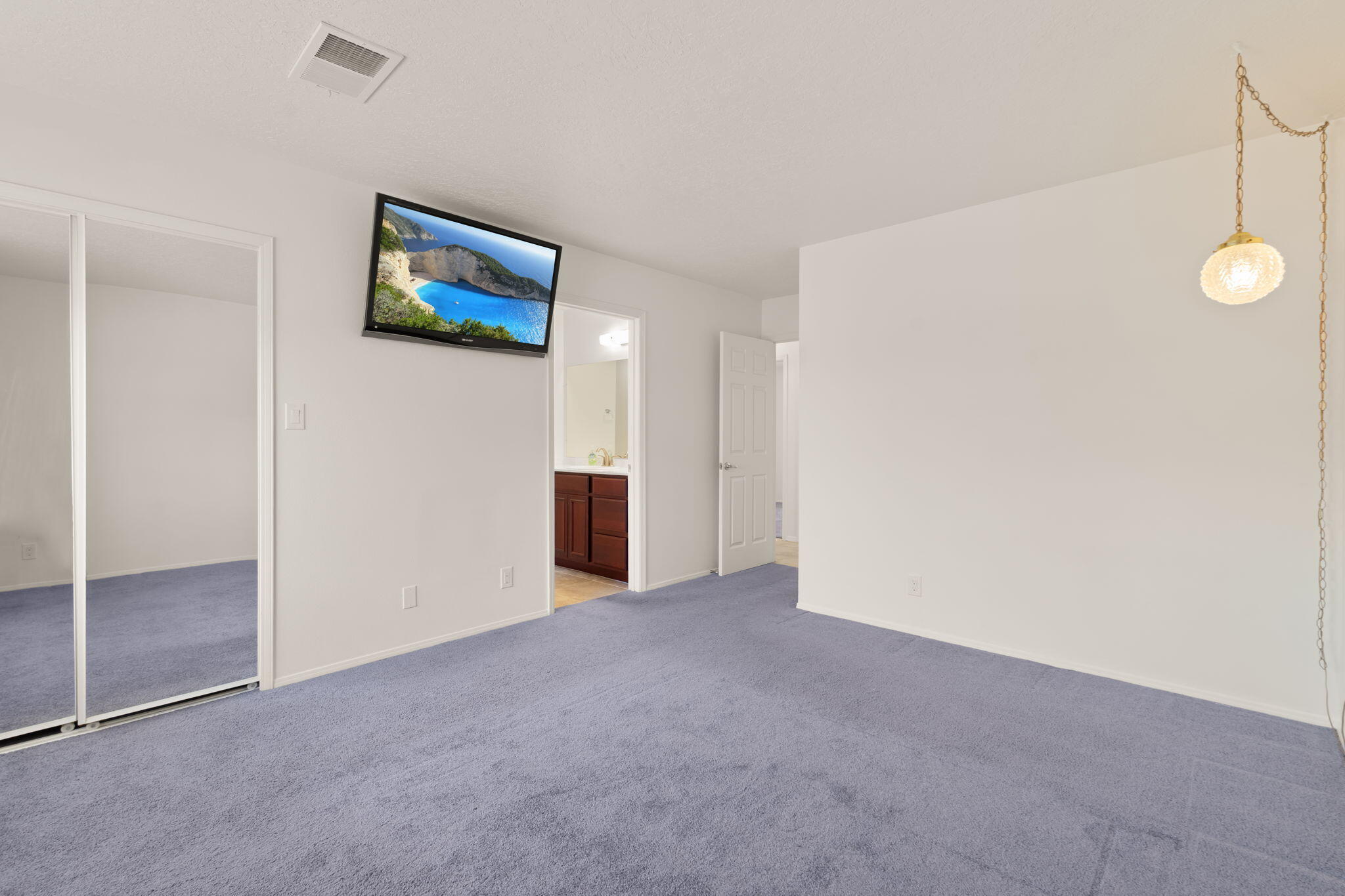 Photo 15 — 553 Christine Drive NE