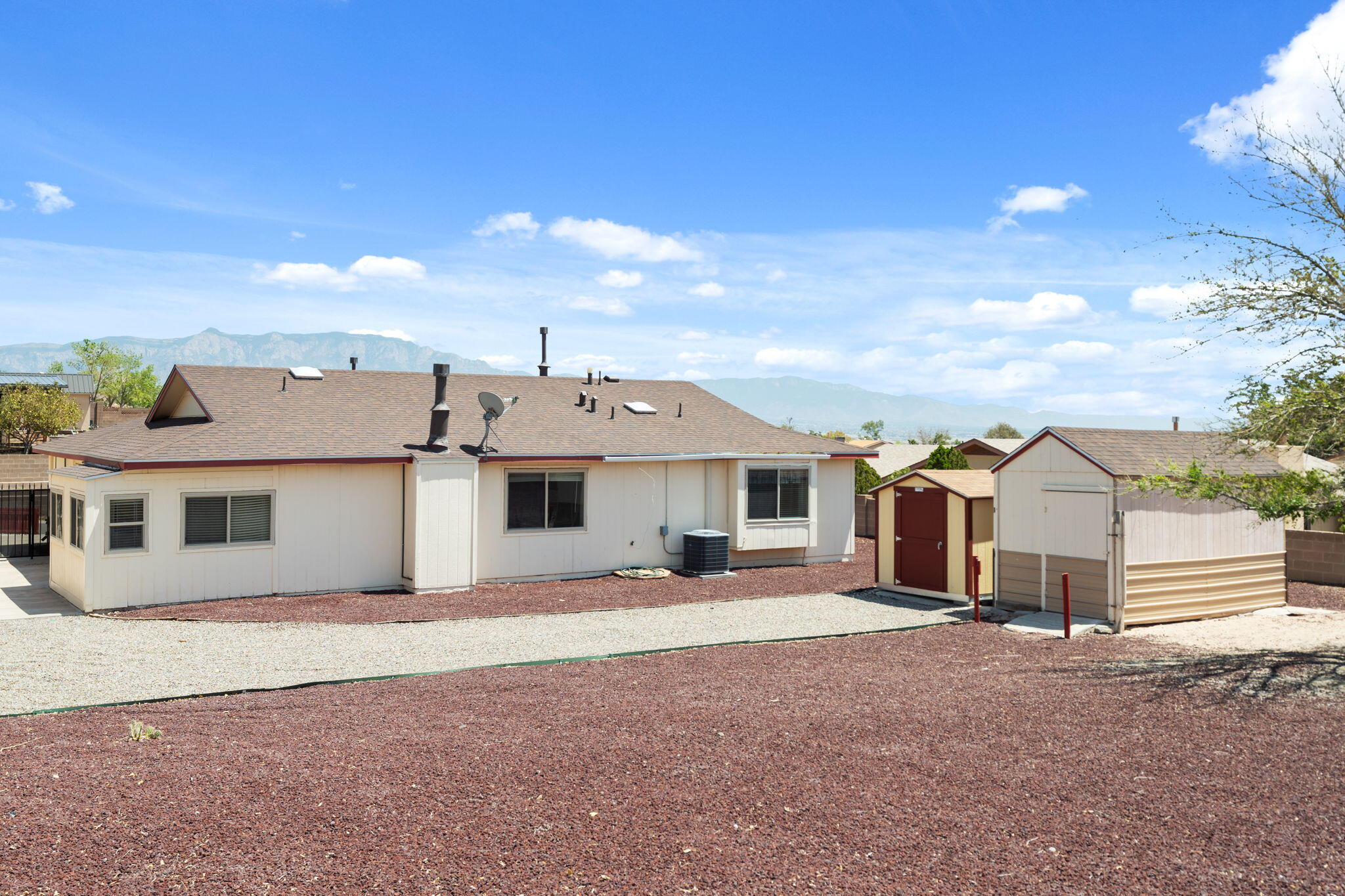 Photo 11 — 553 Christine Drive NE