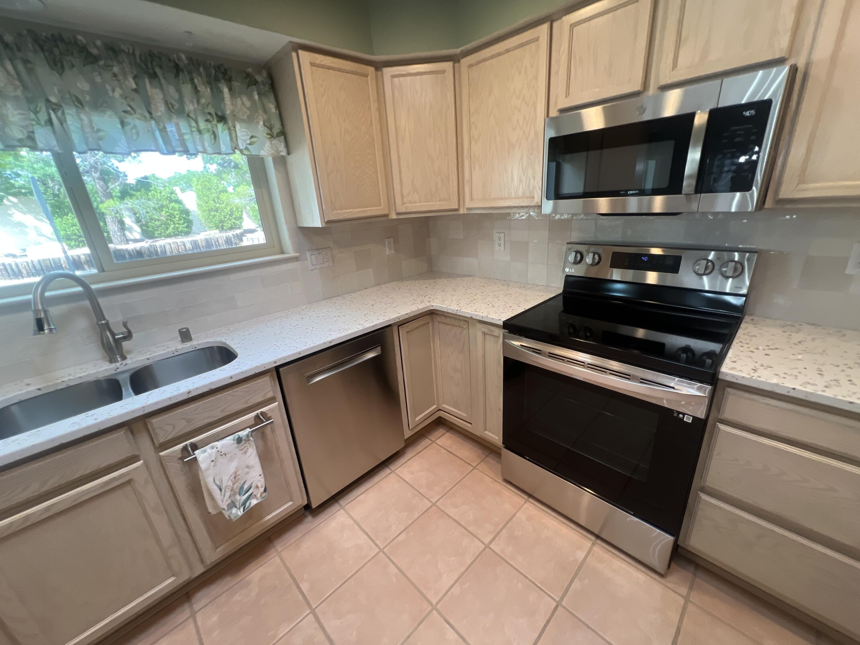 Photo 4 — 3265 Esplanade Circle SE