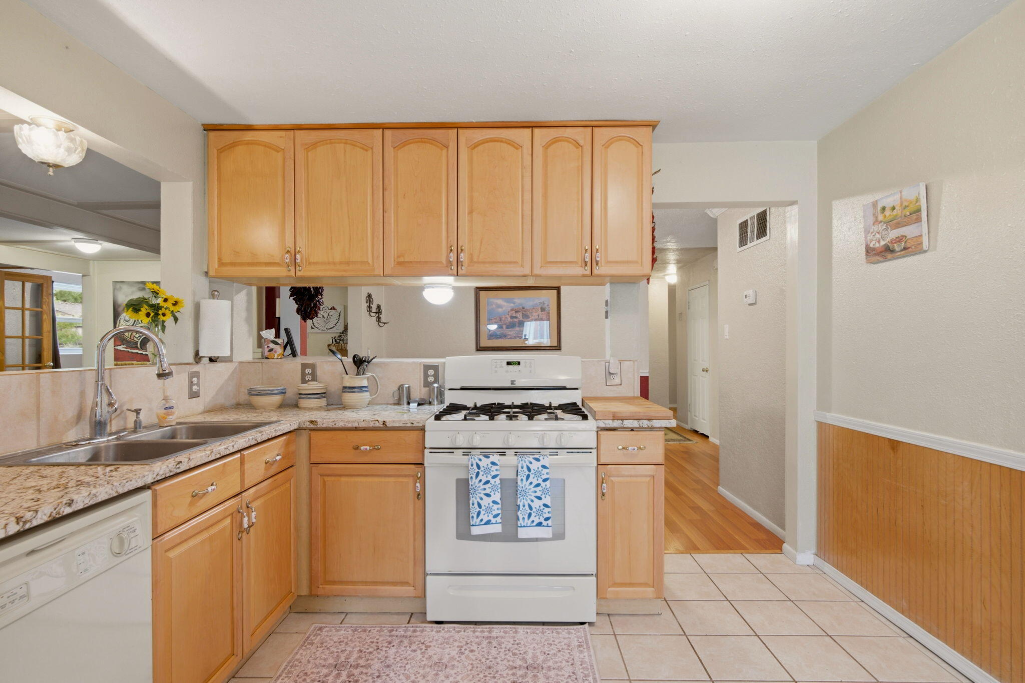 Photo 13 — 9717 Snowheights Boulevard NE