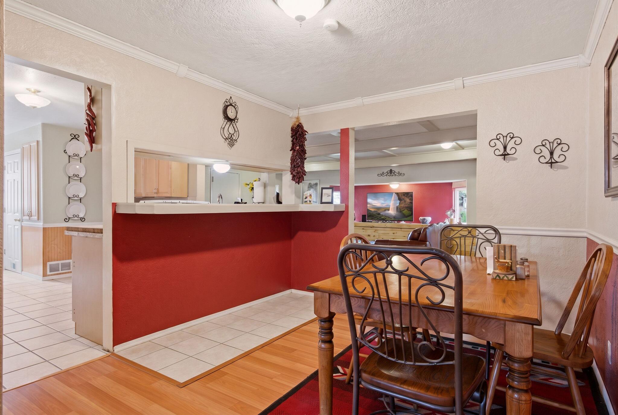 Photo 18 — 9717 Snowheights Boulevard NE