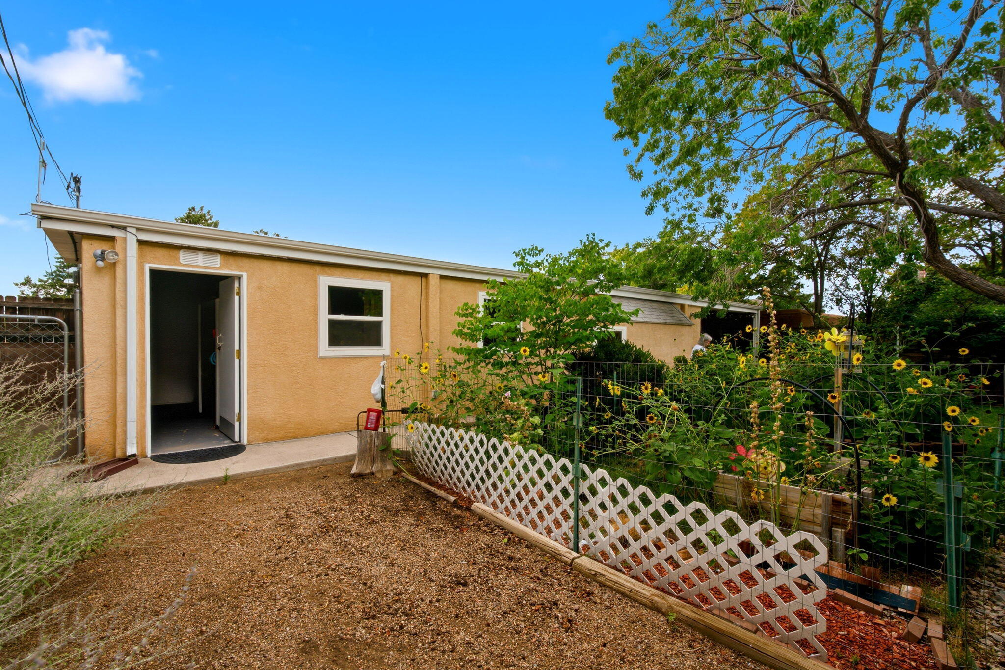 Photo 7 — 9717 Snowheights Boulevard NE
