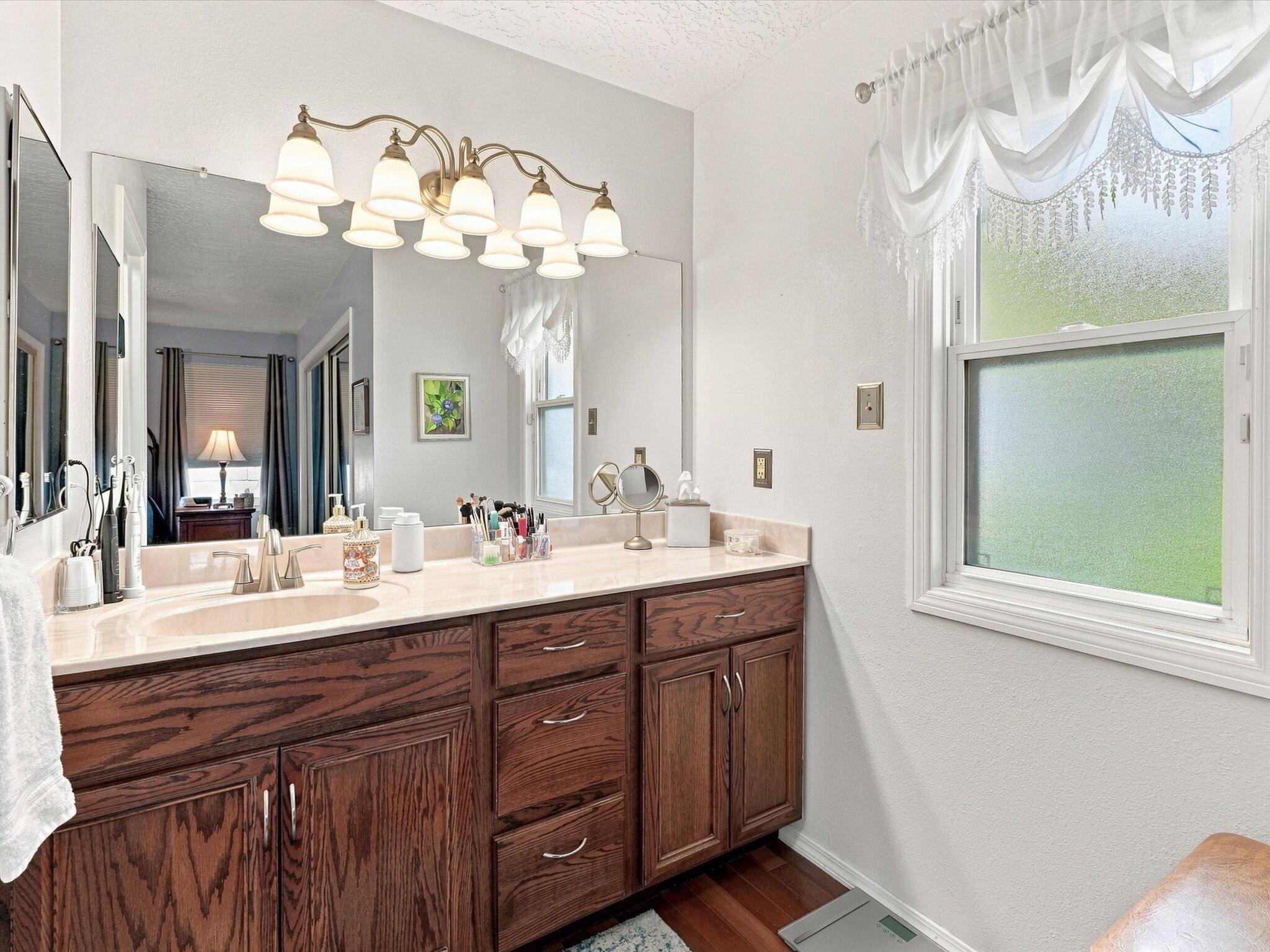 Photo 10 — 7108 Vivian Drive NE