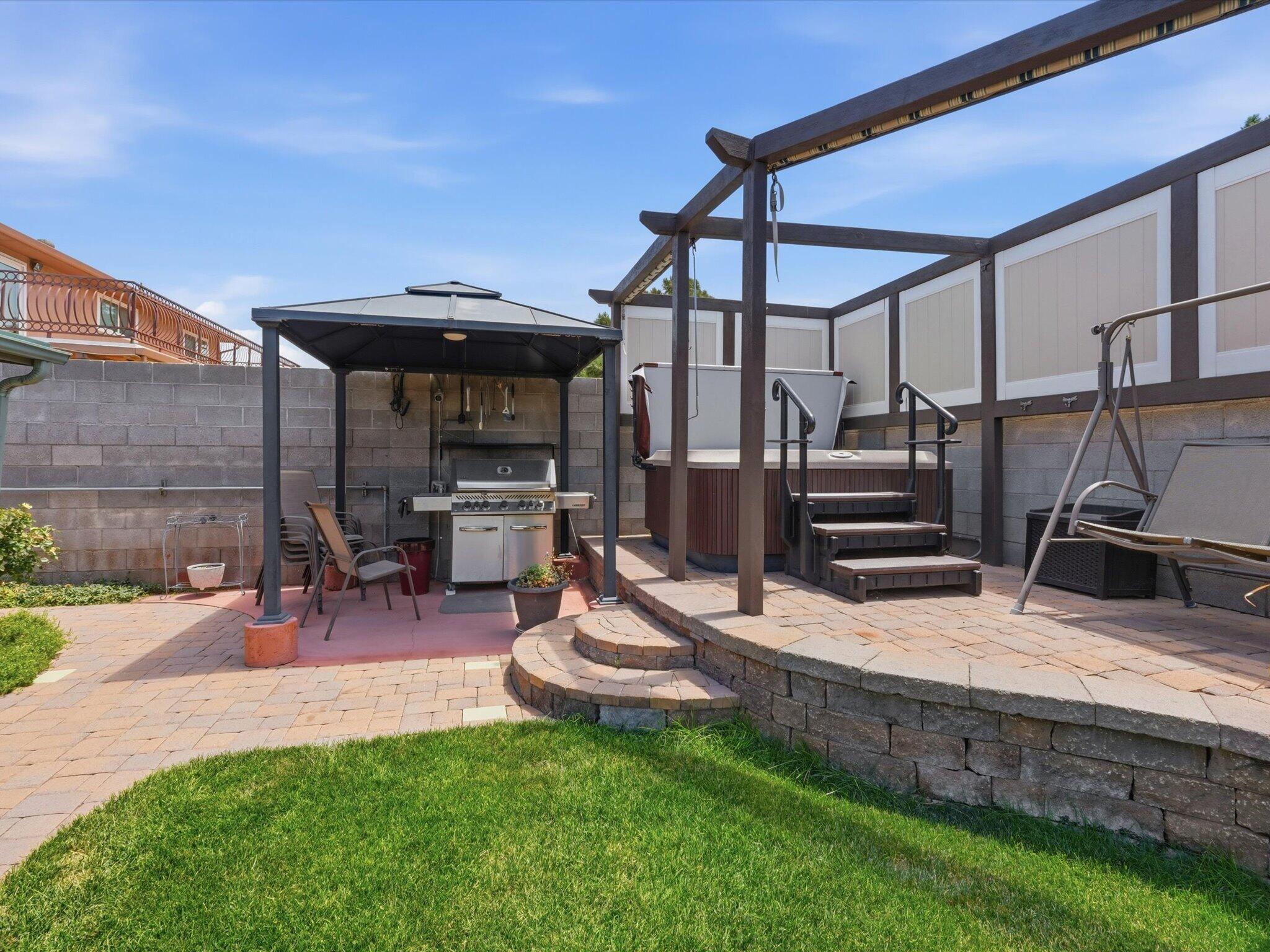 Photo 19 — 7108 Vivian Drive NE