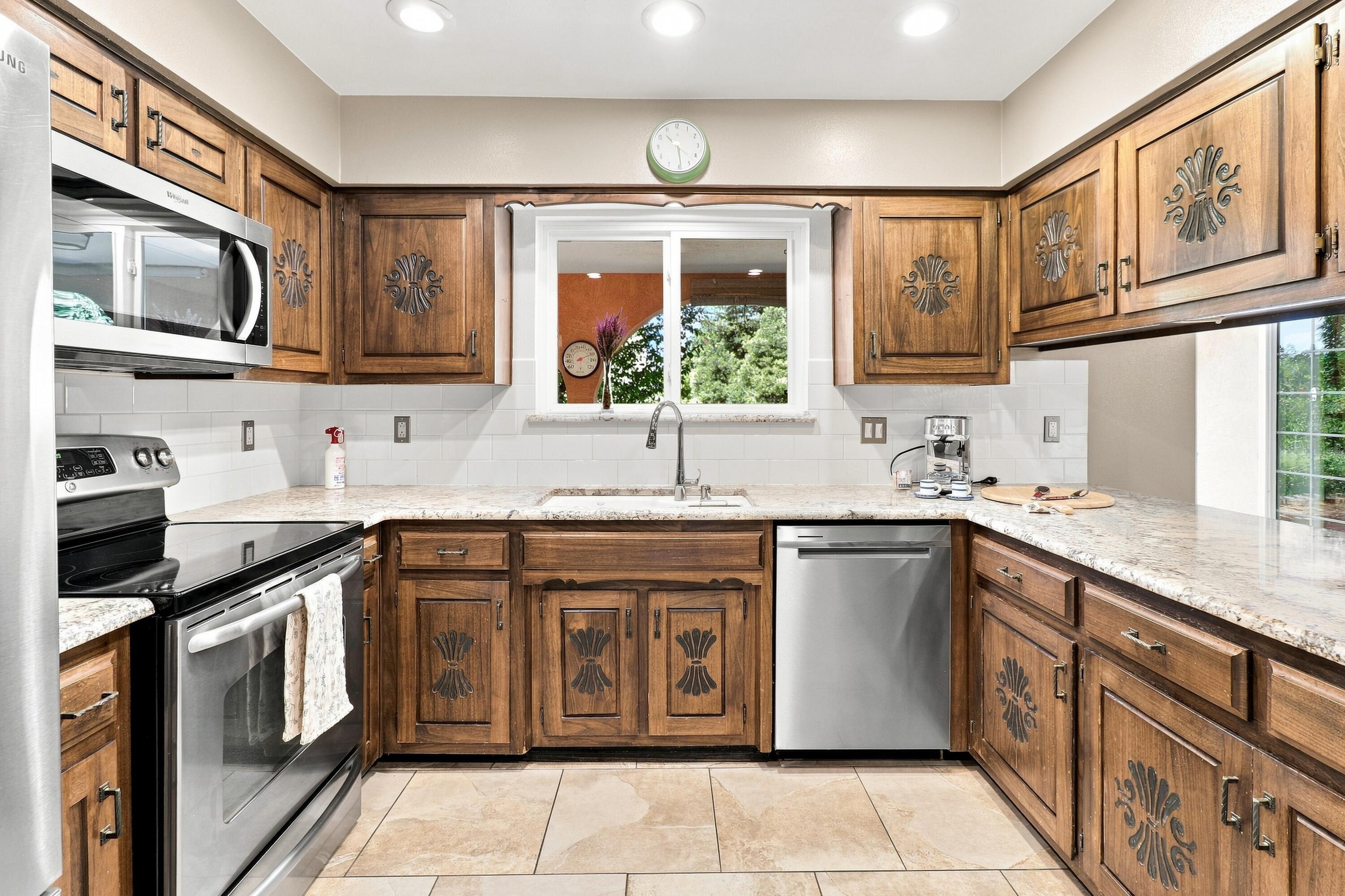 Photo 2 — 3025 Palo Alto Drive NE