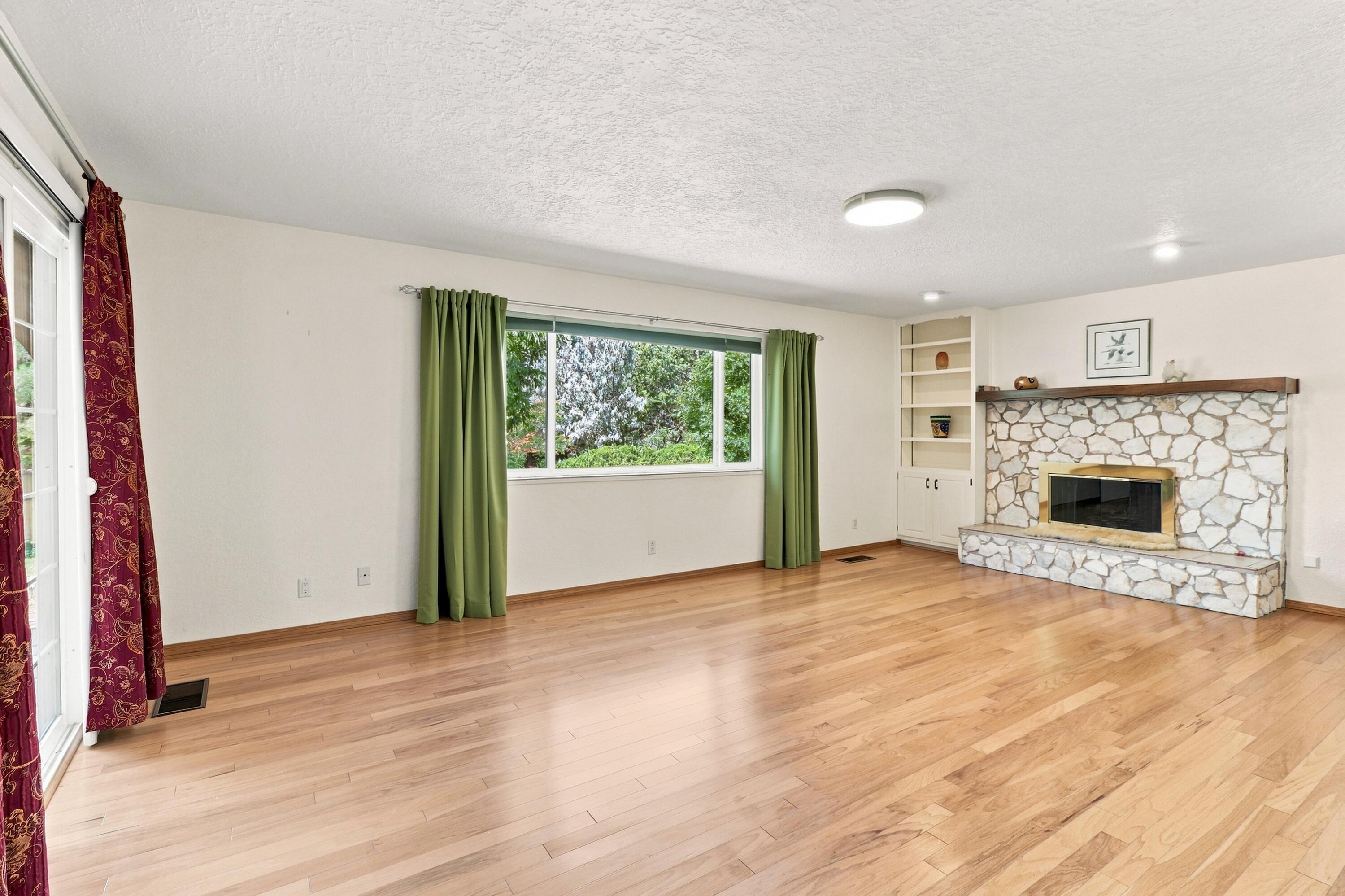 Photo 14 — 3025 Palo Alto Drive NE