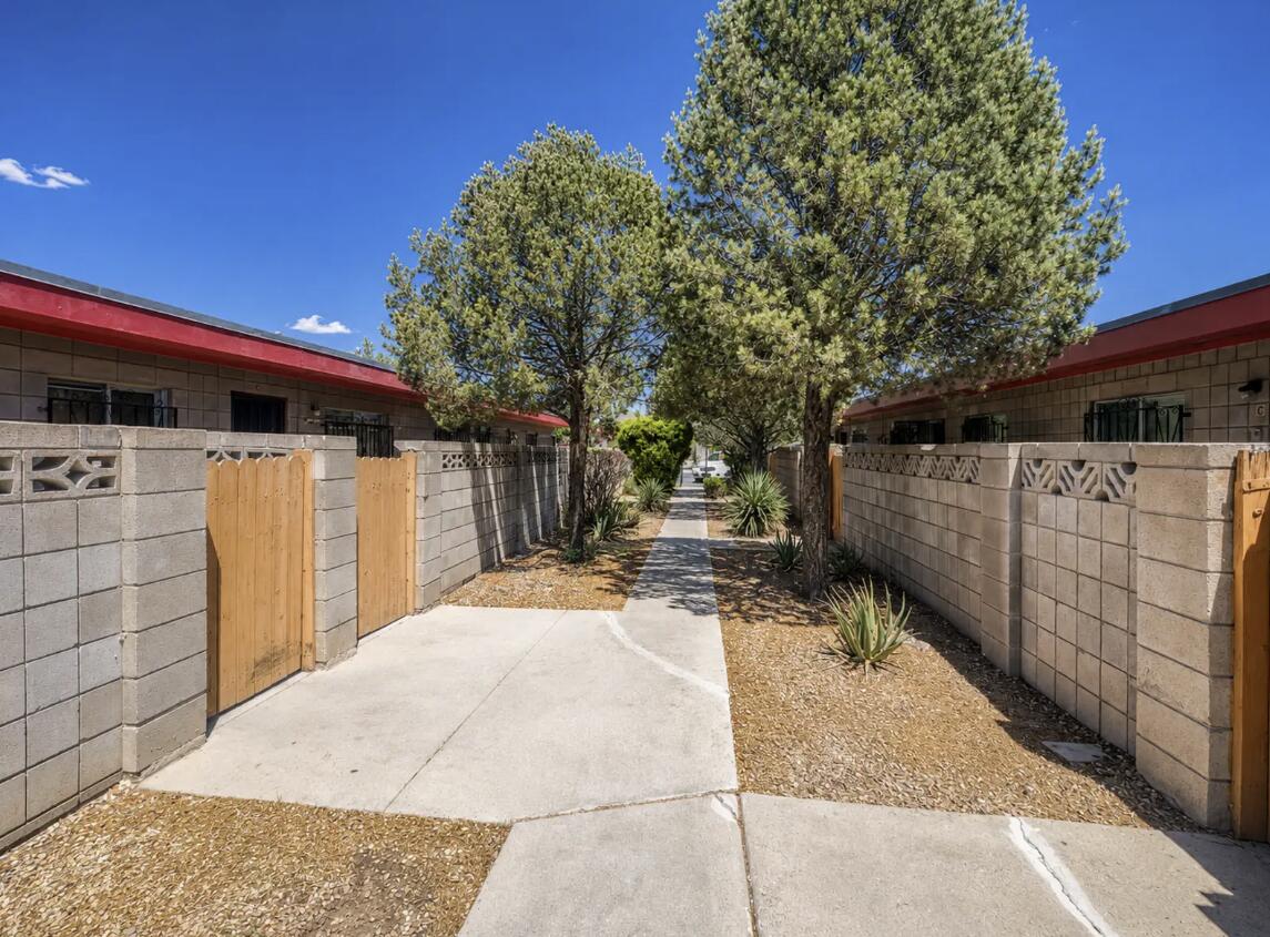 Photo 3 — 631 & 633 Mesilla Street SE