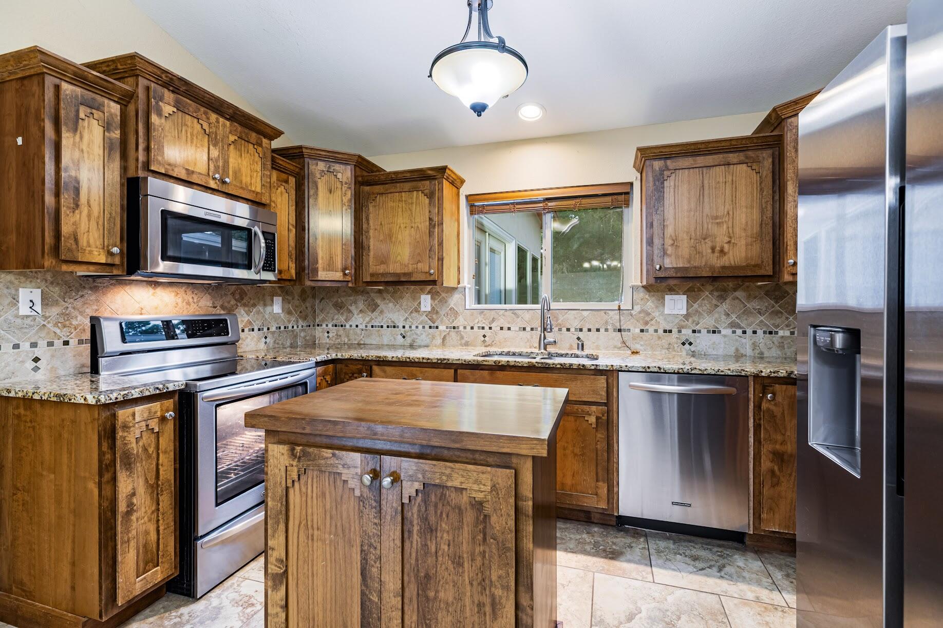 Photo 5 — 5612 Chelwood Park Boulevard NE