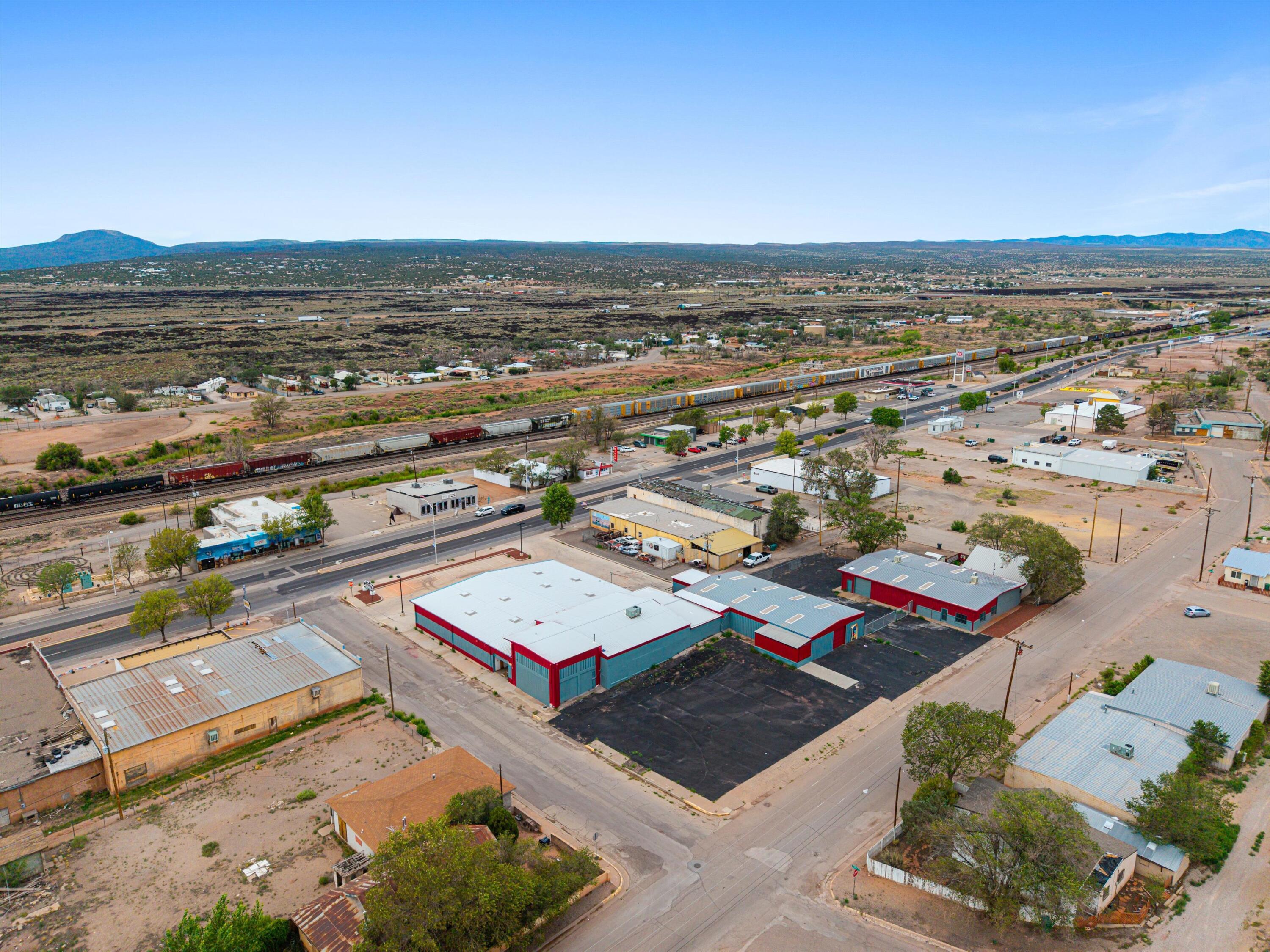 Photo 3 — 1000 W Santa Fe Avenue