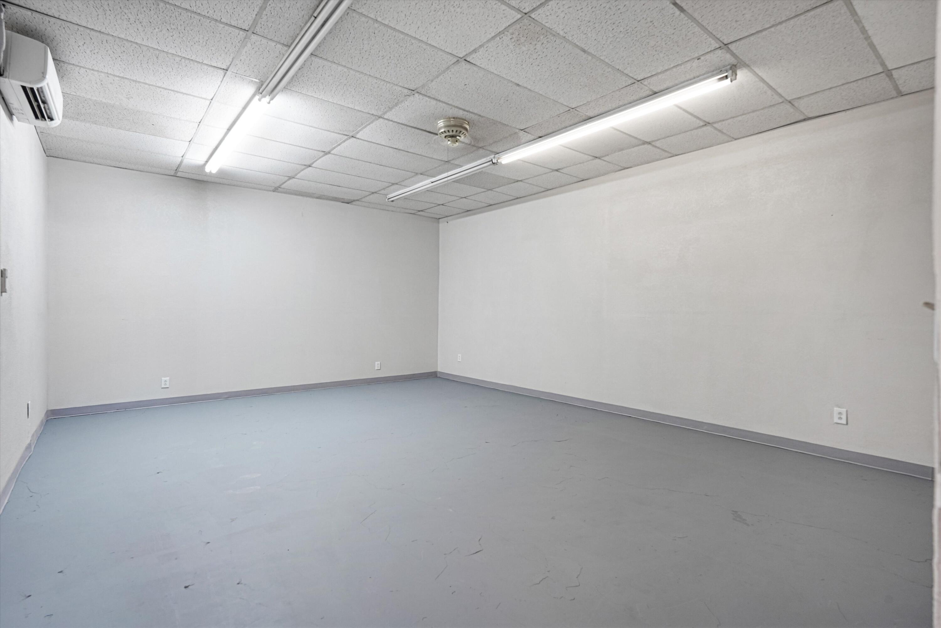 Photo 17 — 1000 W Santa Fe Avenue