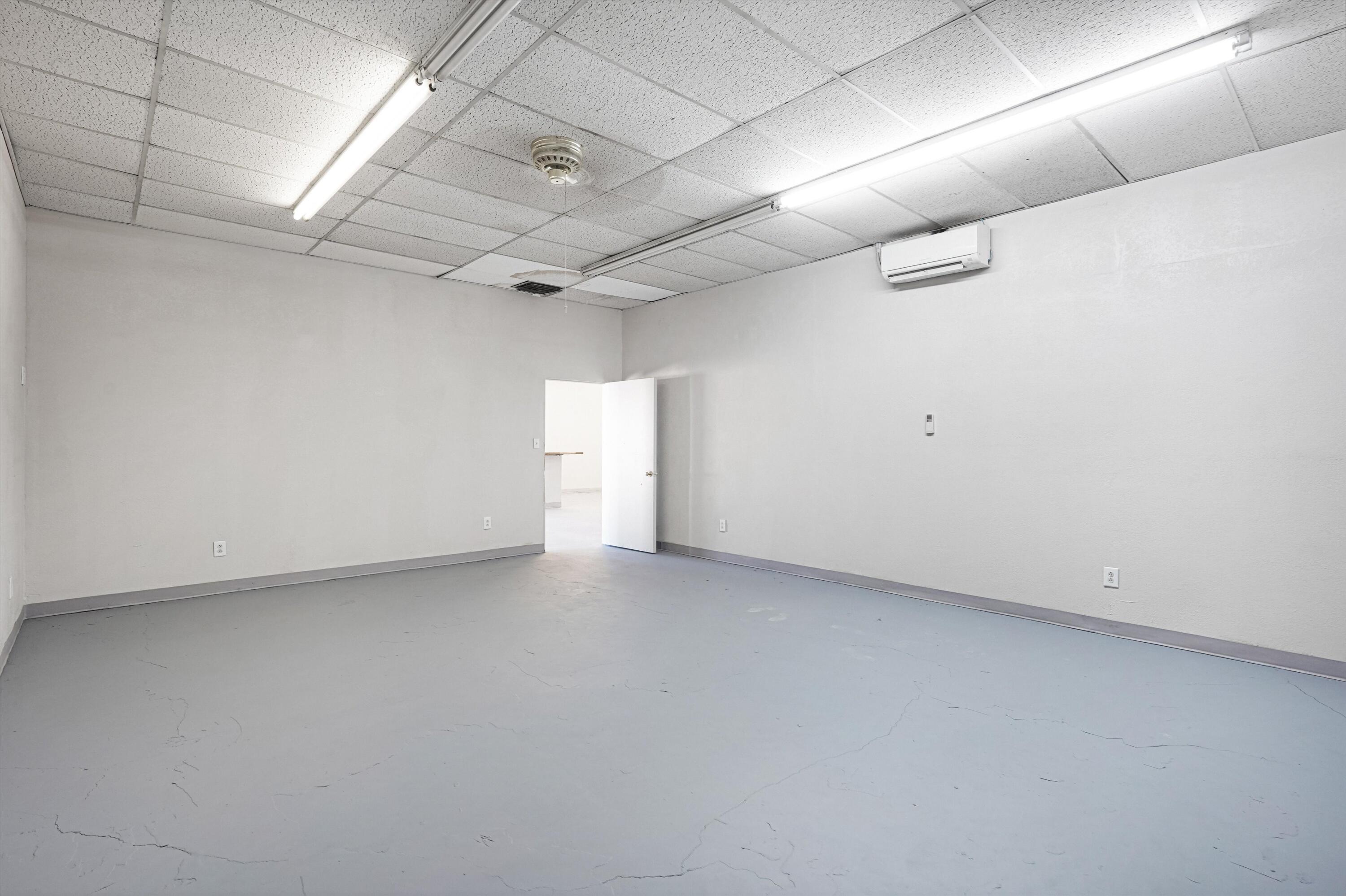 Photo 15 — 1000 W Santa Fe Avenue