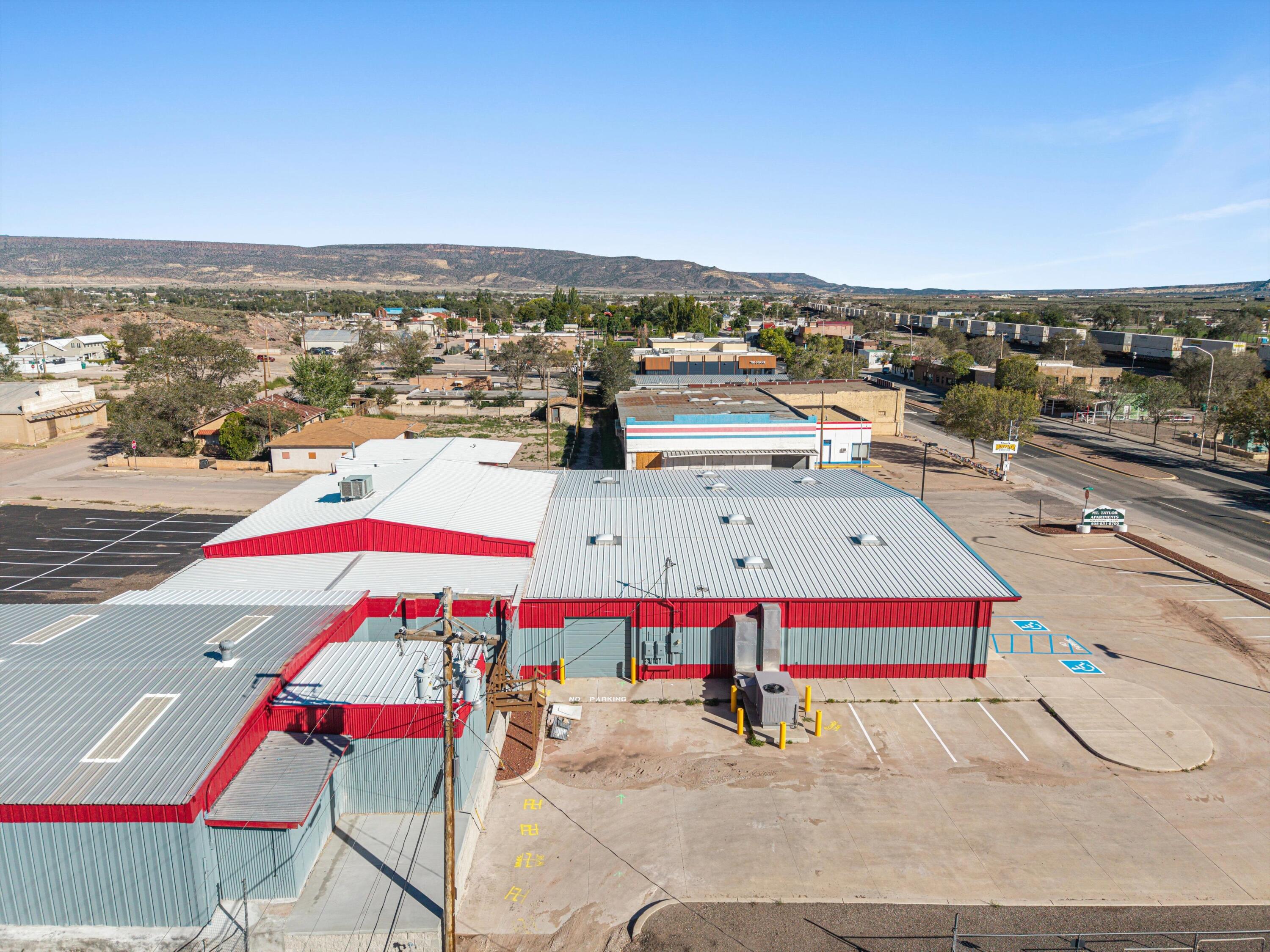 Photo 4 — 1000 W Santa Fe Avenue