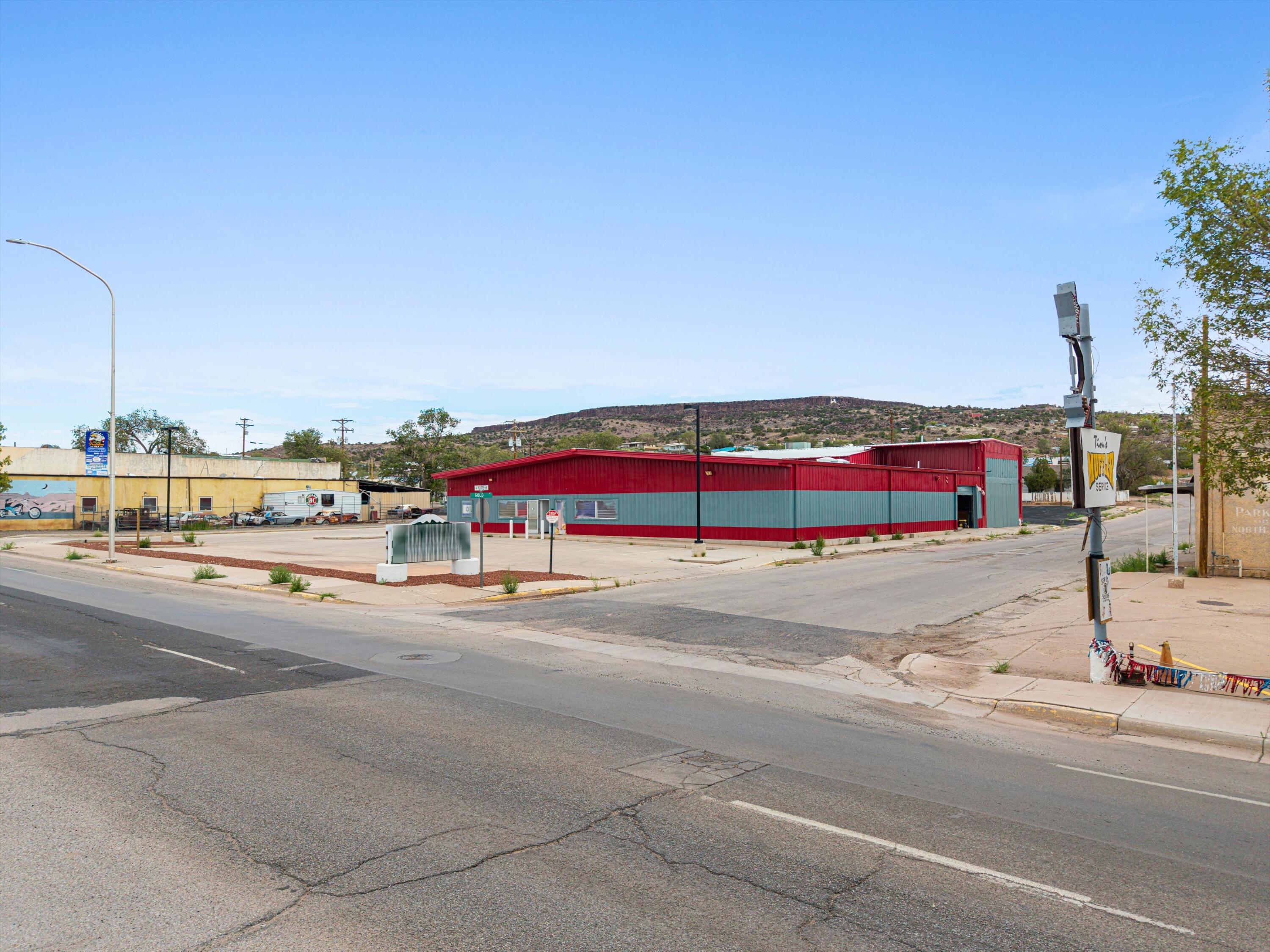 Photo 9 — 1000 W Santa Fe Avenue