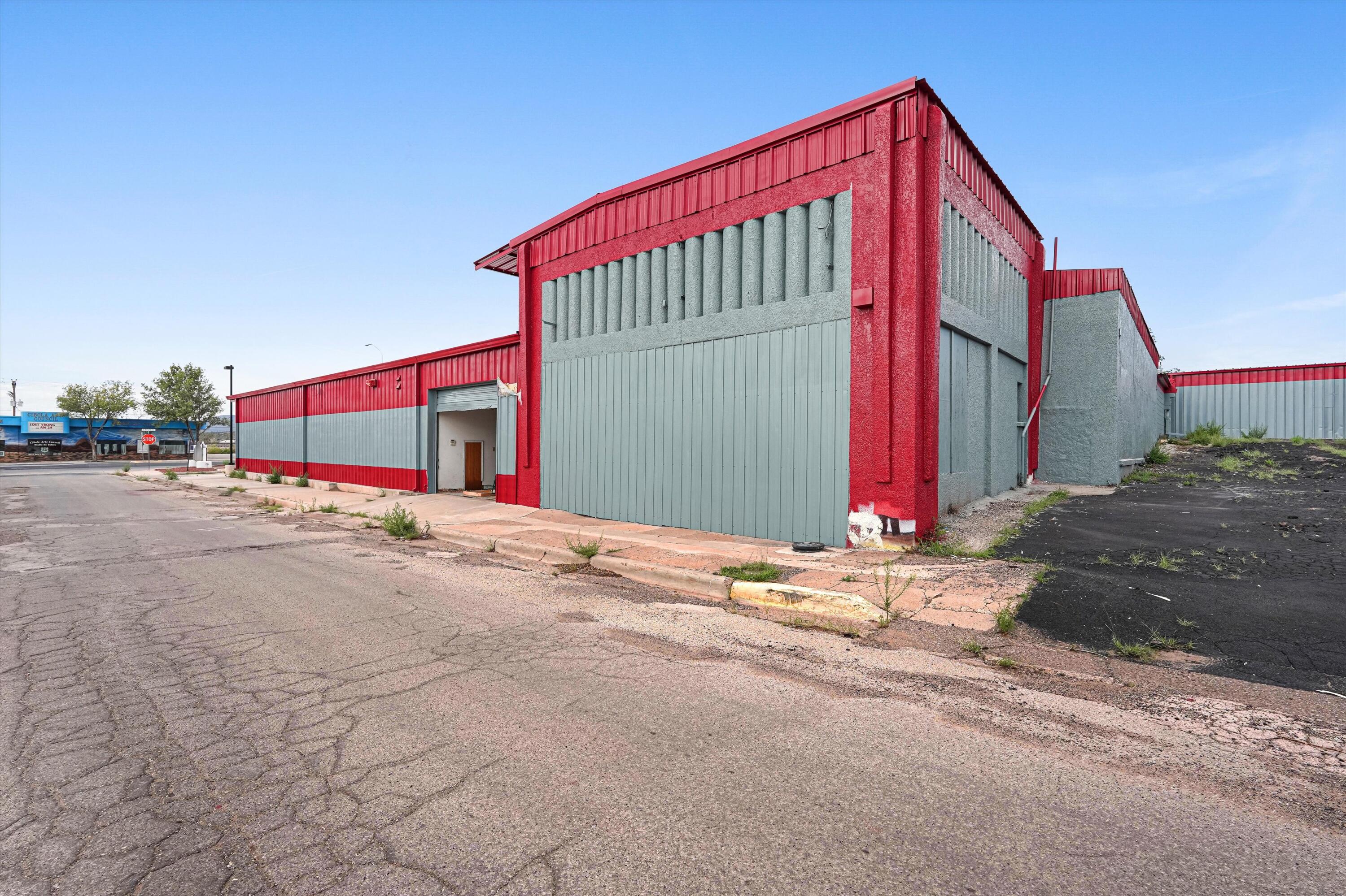 Photo 13 — 1000 W Santa Fe Avenue
