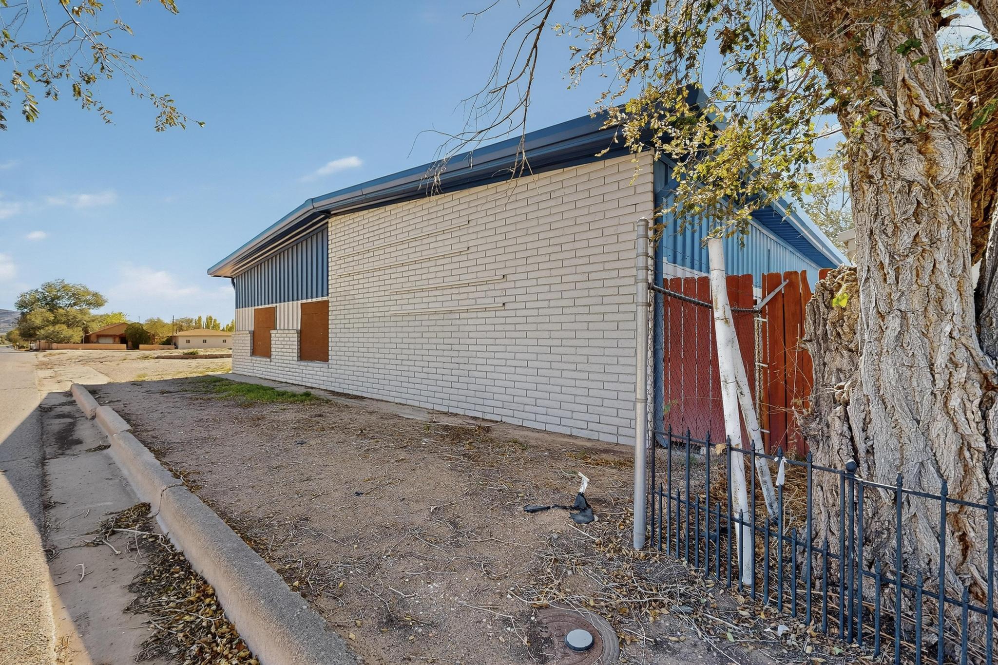 Photo 13 — 1000 W Santa Fe Avenue