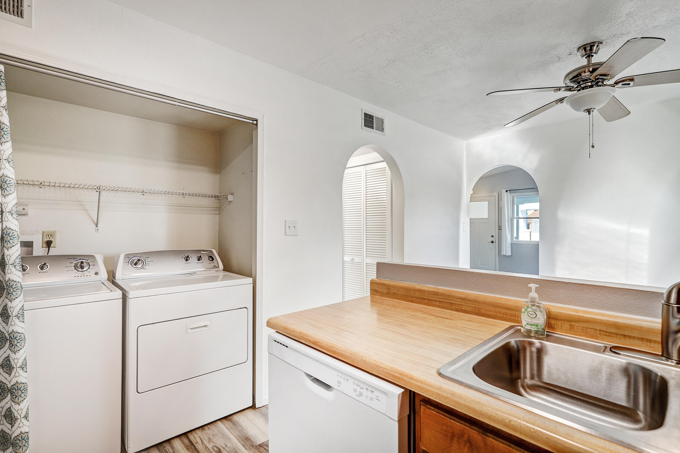 Photo 2 — 286 Pearl Drive NE