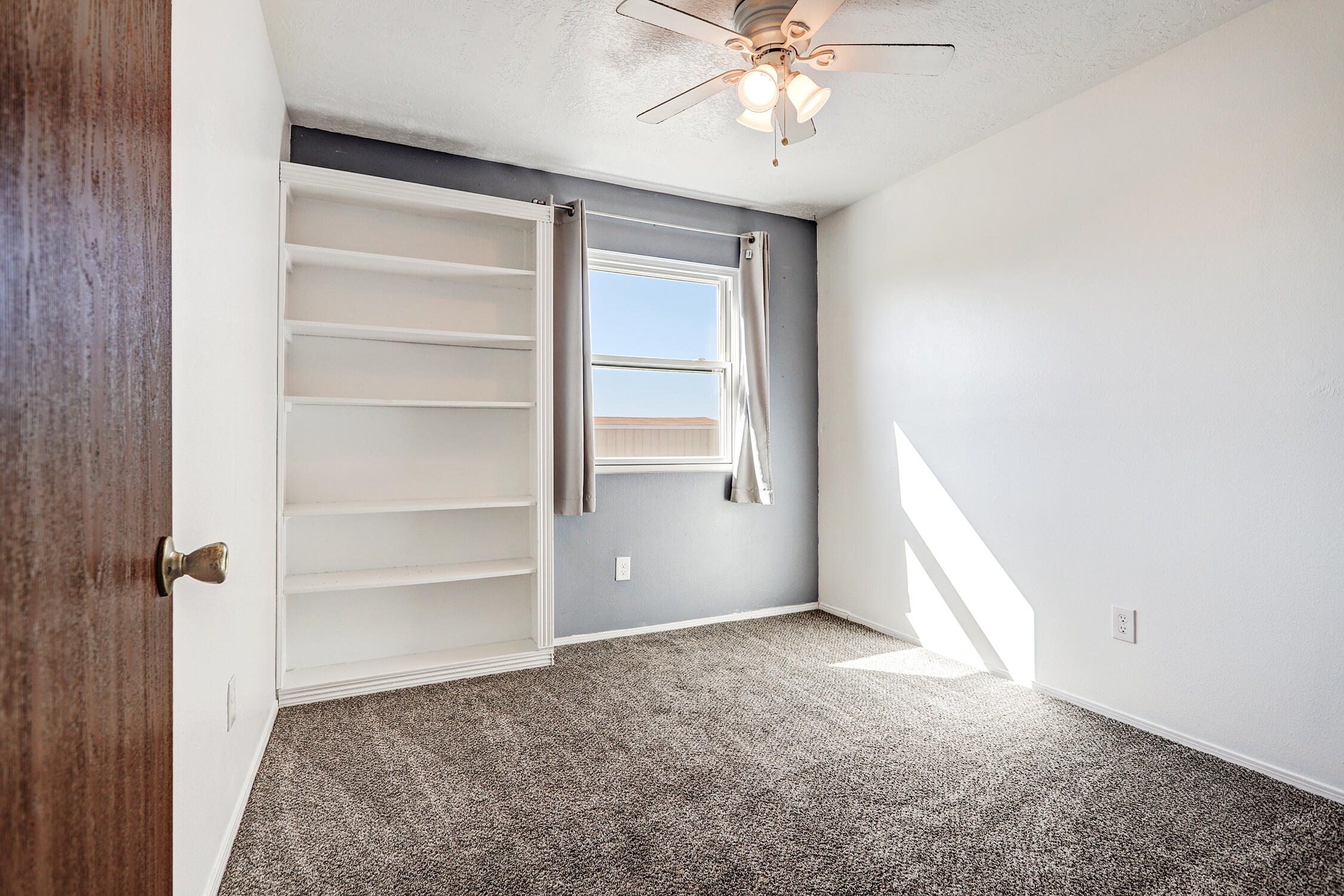 Photo 3 — 286 Pearl Drive NE
