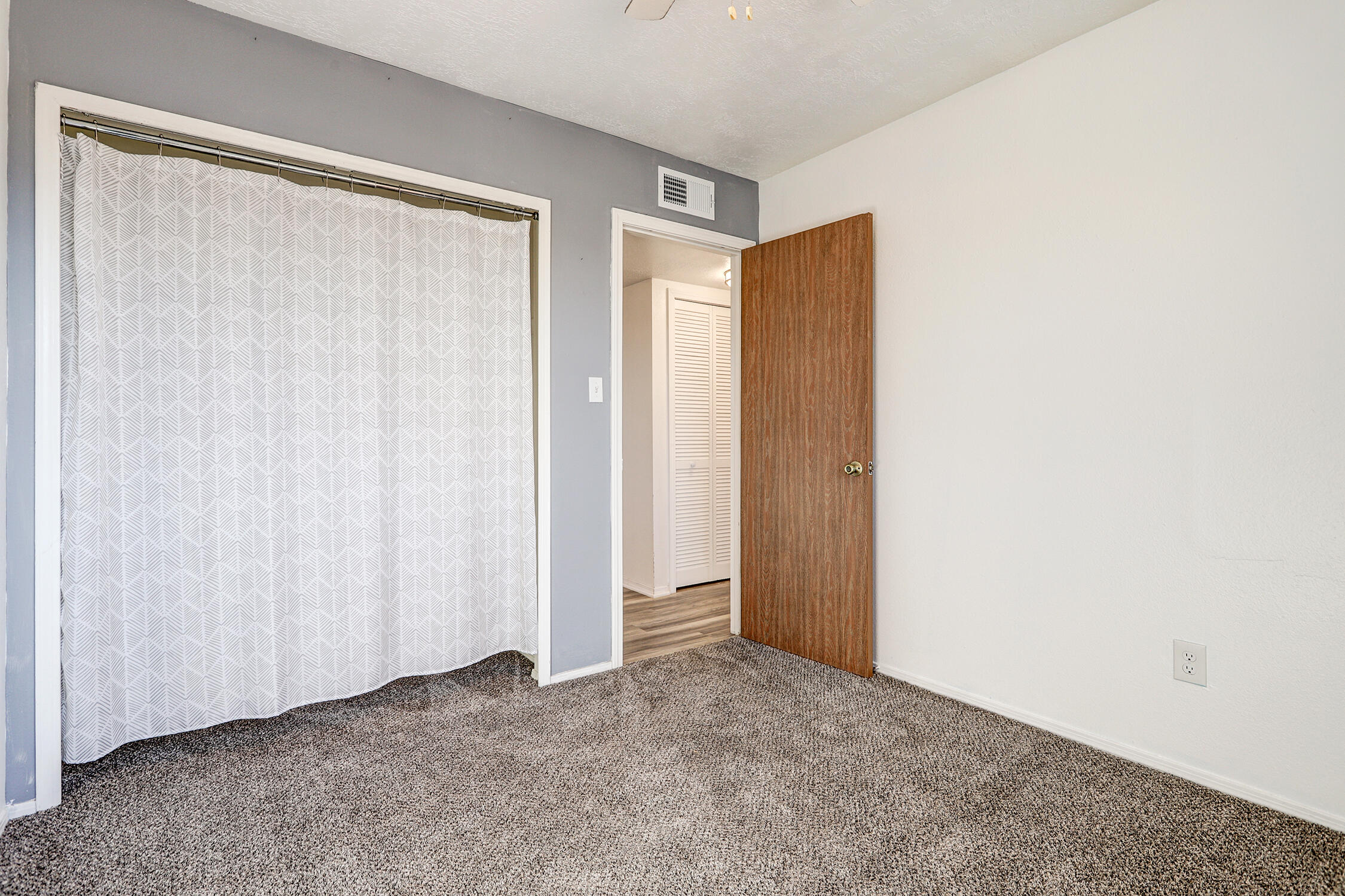 Photo 4 — 286 Pearl Drive NE