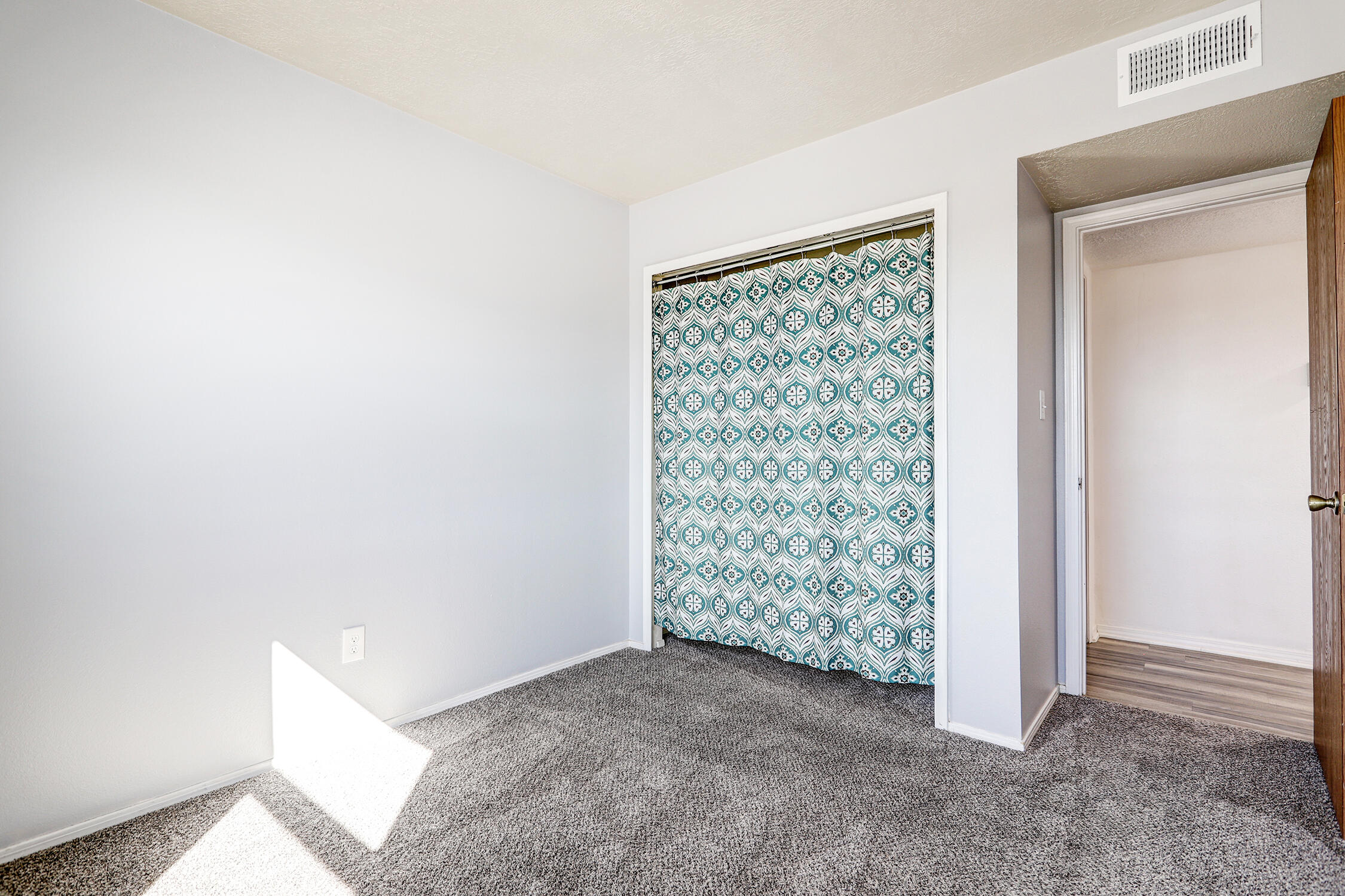 Photo 8 — 286 Pearl Drive NE