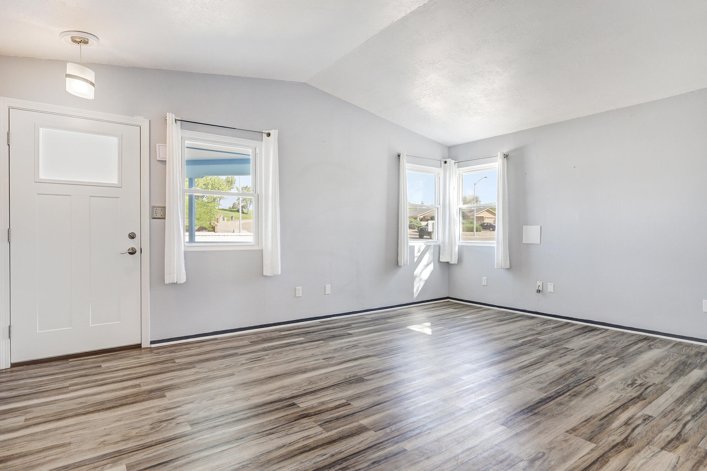 Photo 9 — 286 Pearl Drive NE