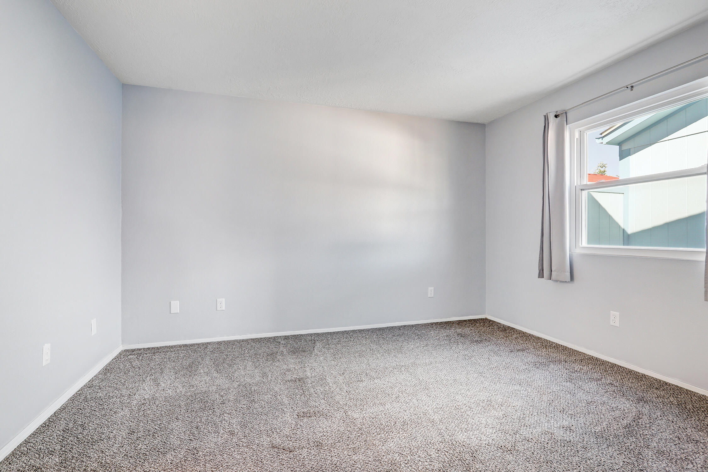 Photo 10 — 286 Pearl Drive NE