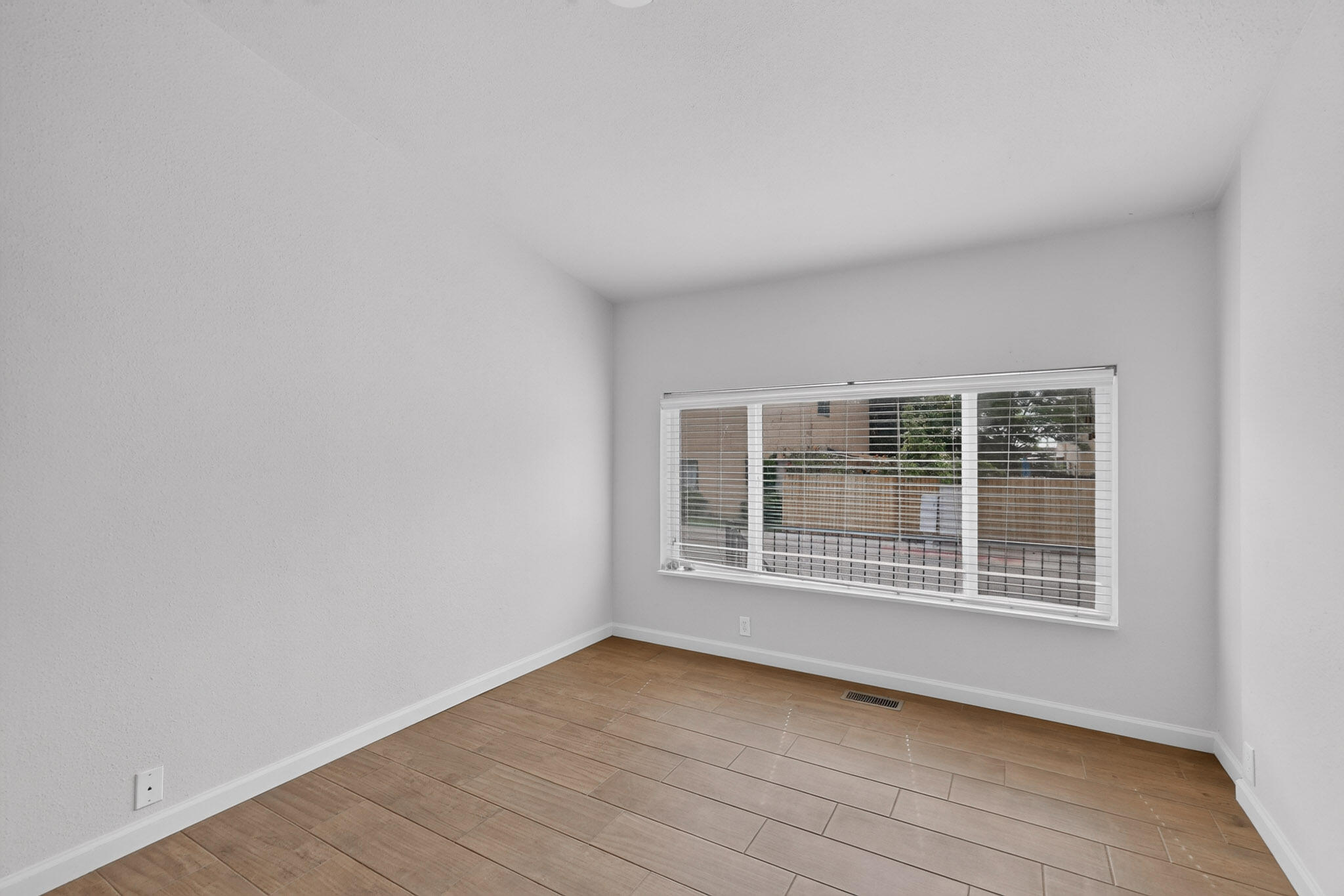 Photo 9 — 7201 Canary Lane NE