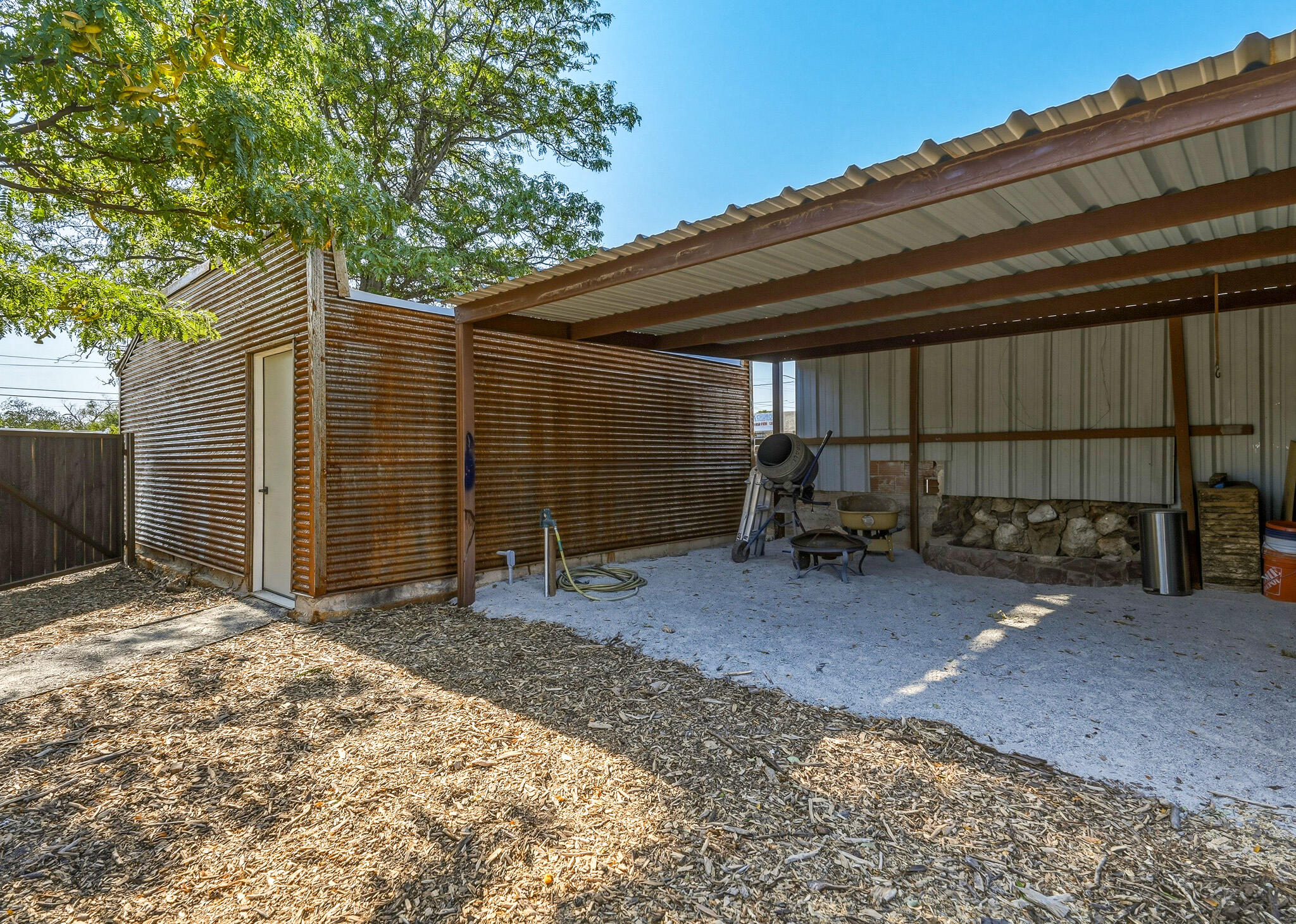Photo 17 — 613 Isleta Boulevard SW