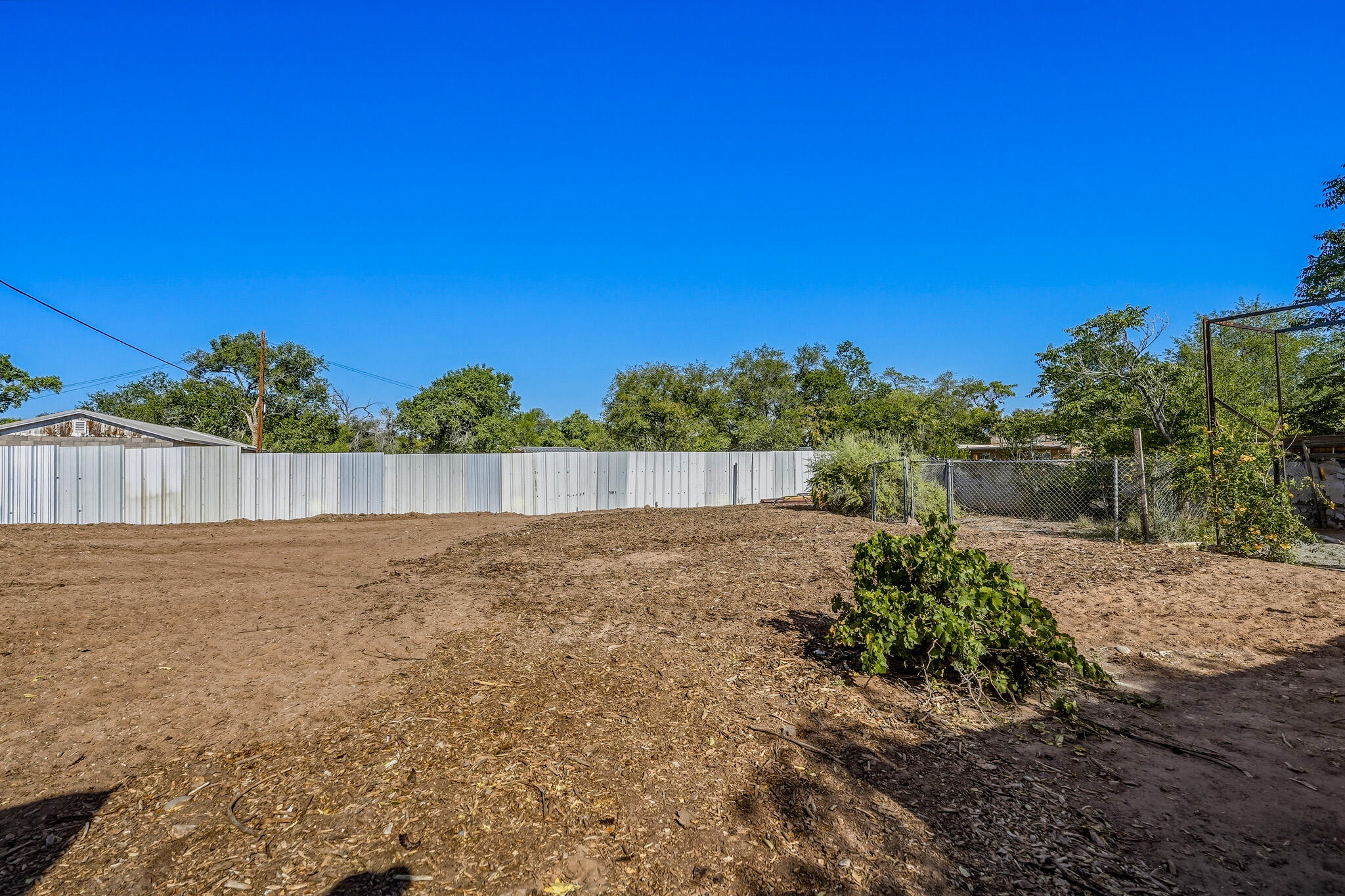 Photo 15 — 613 Isleta Boulevard SW